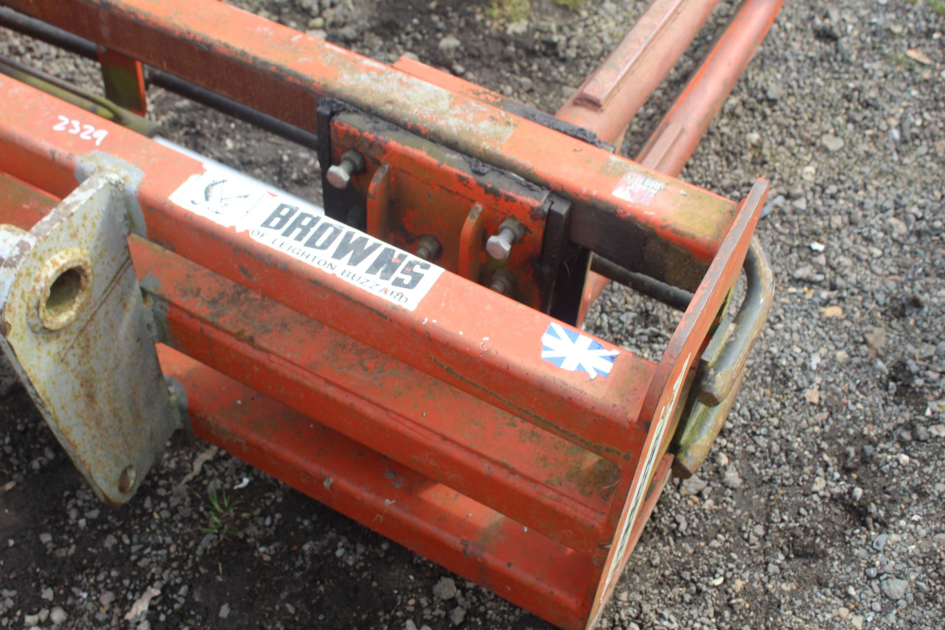 Browns hydraulic wrapped bale squeeze. Manitou brackets. V - Image 10 of 14