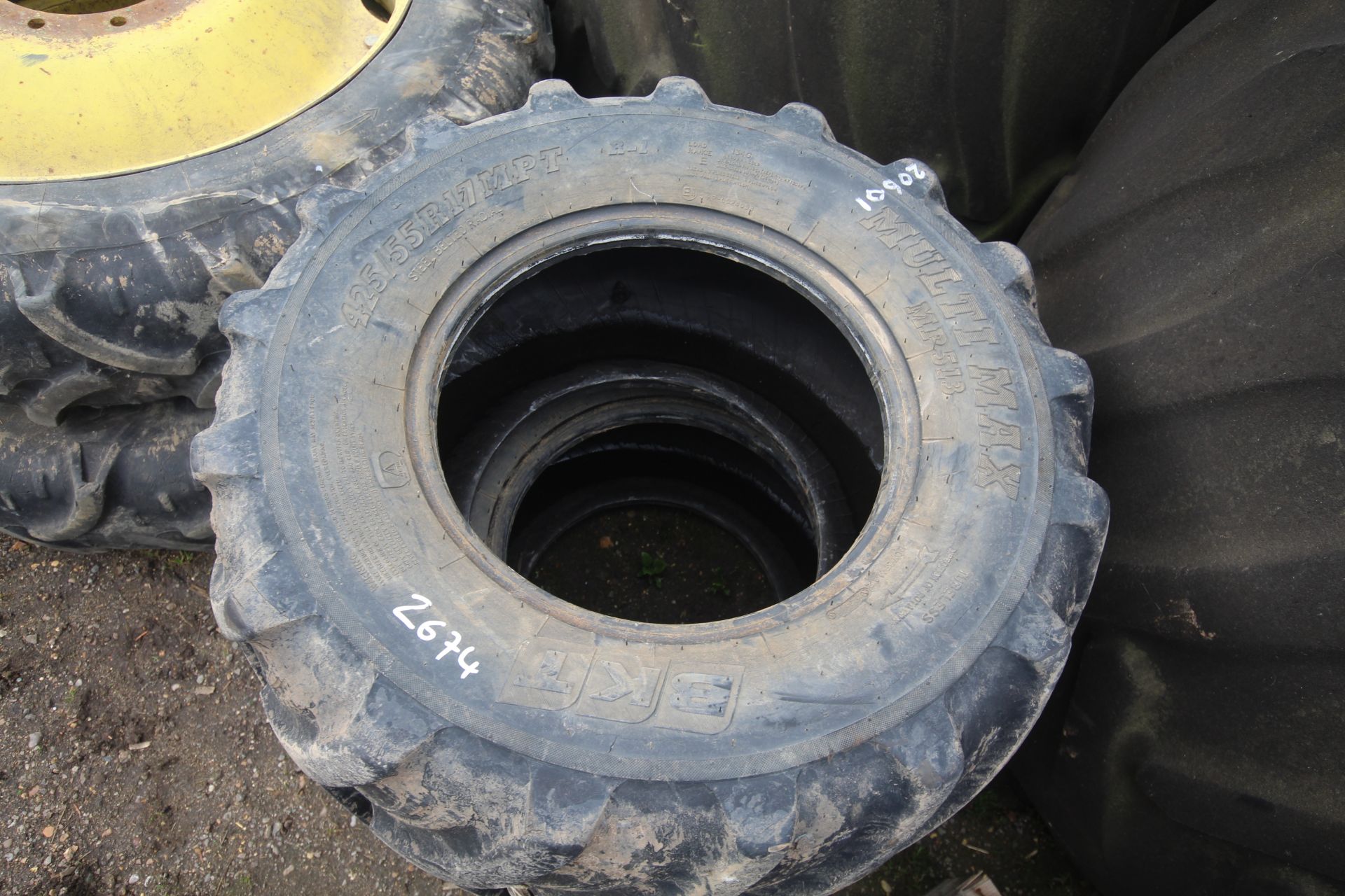 Pair of 425/55R17 tyres. V - Image 2 of 3