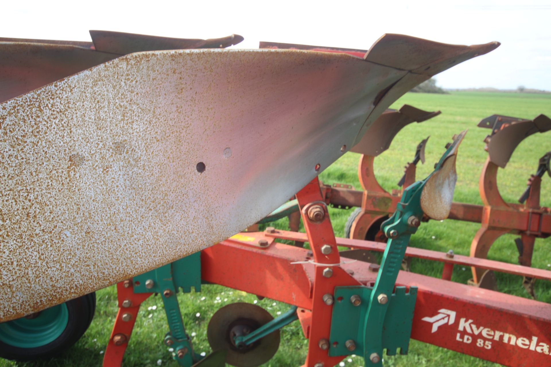 Kverneland LD85 5F reversible plough. With press arm. V - Image 14 of 29