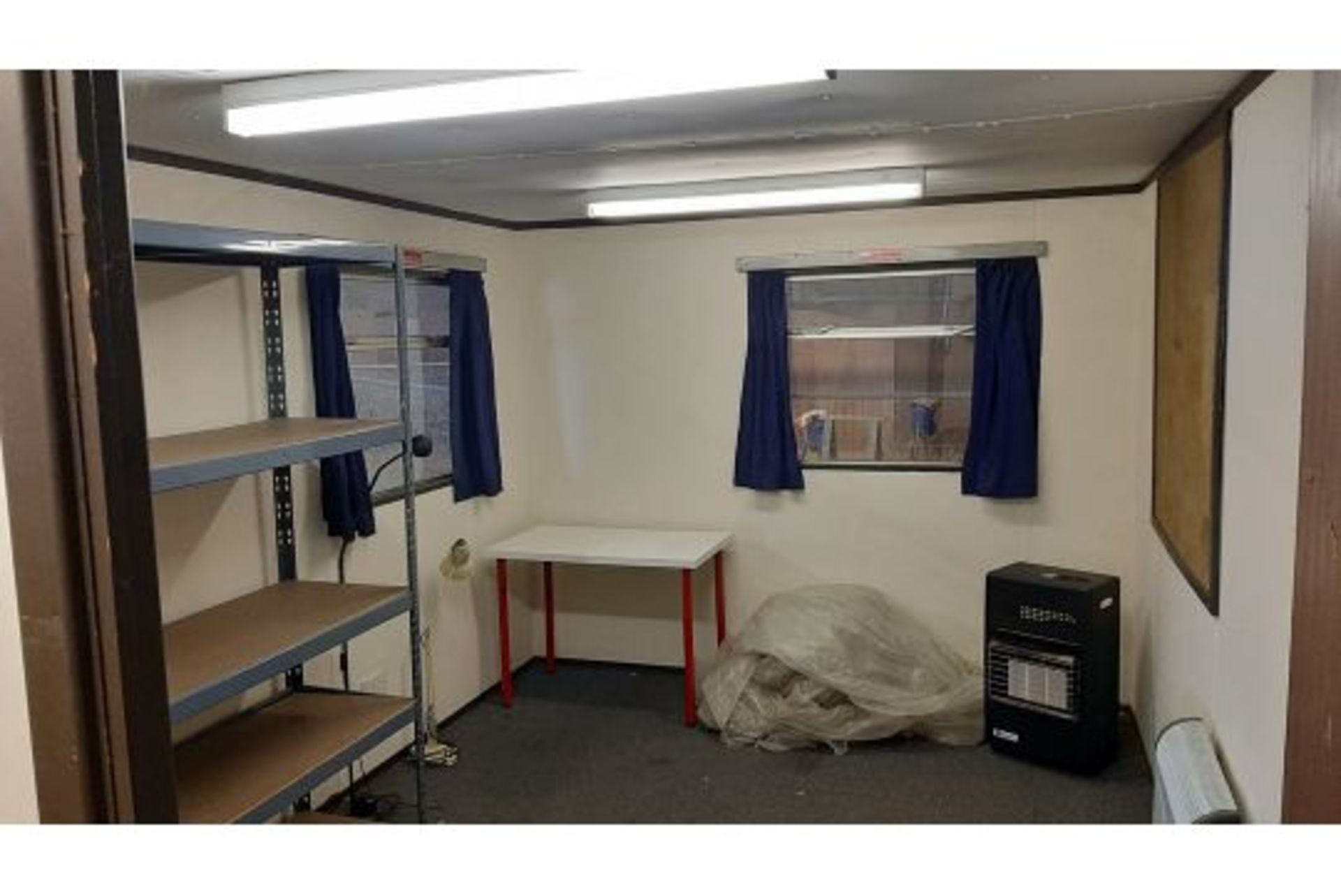 10ft x 32ft jack leg cabin. With two 10ftx 14ft rooms and hall. Used as office inside building. - Bild 15 aus 18