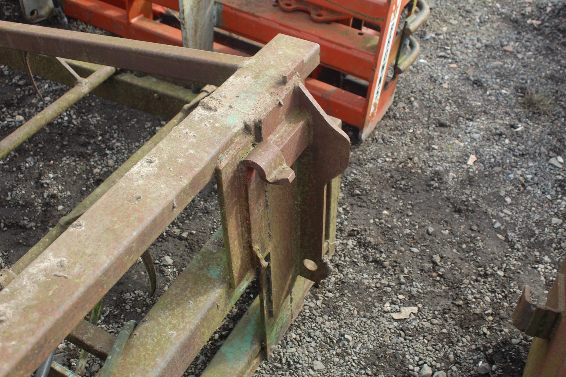 Cook flat 8 bale grab. Sanderson brackets. - Image 7 of 9