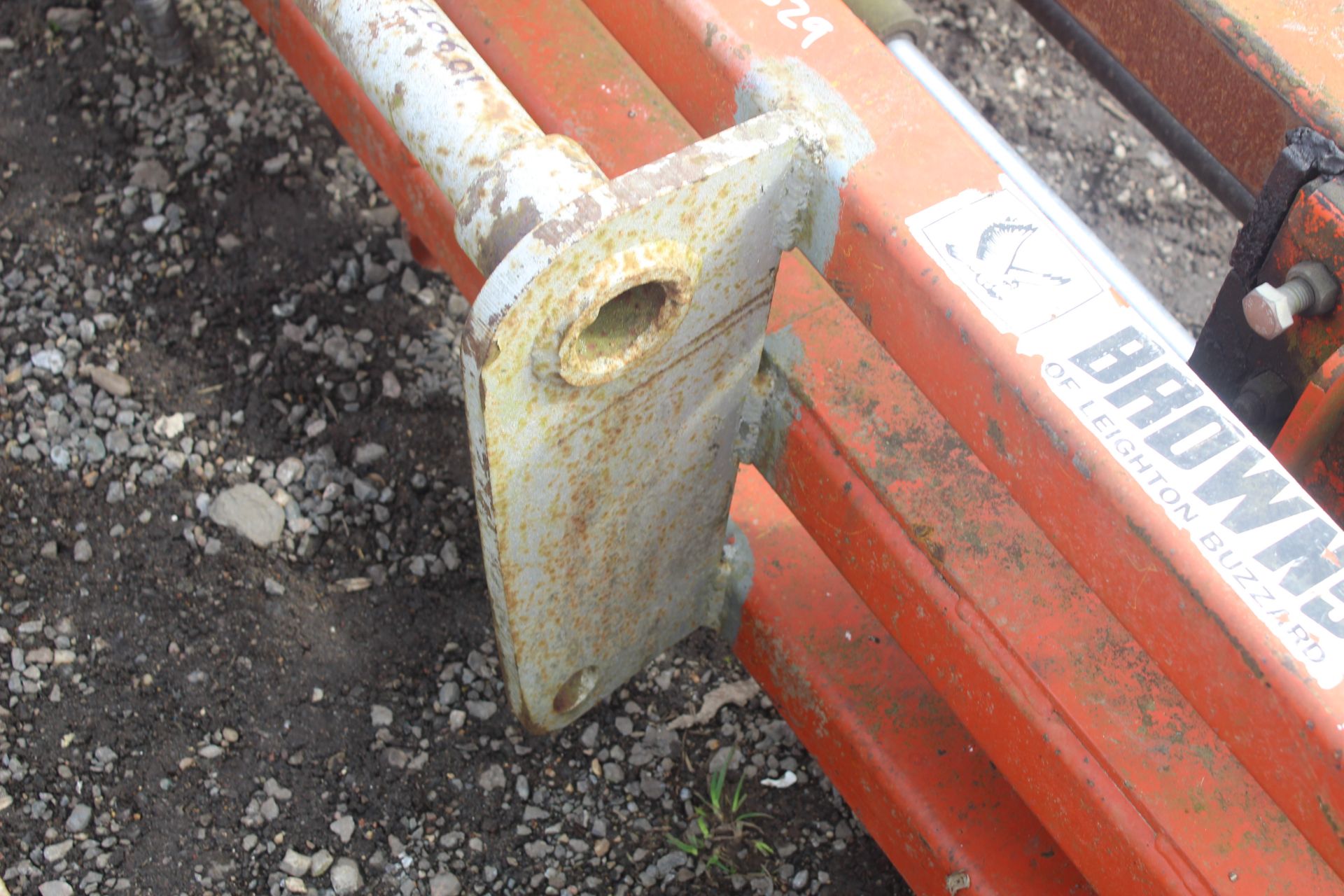 Browns hydraulic wrapped bale squeeze. Manitou brackets. V - Image 11 of 14