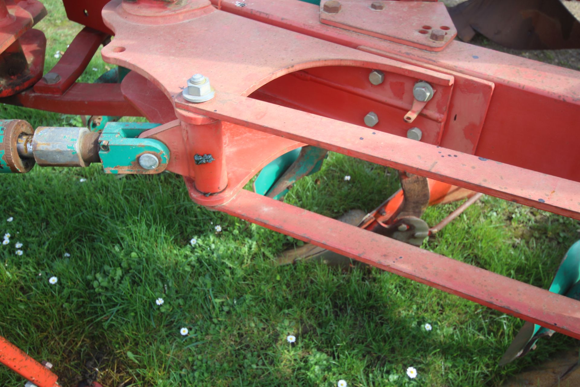 Kverneland LD85 5F reversible plough. With press arm. V - Image 25 of 29