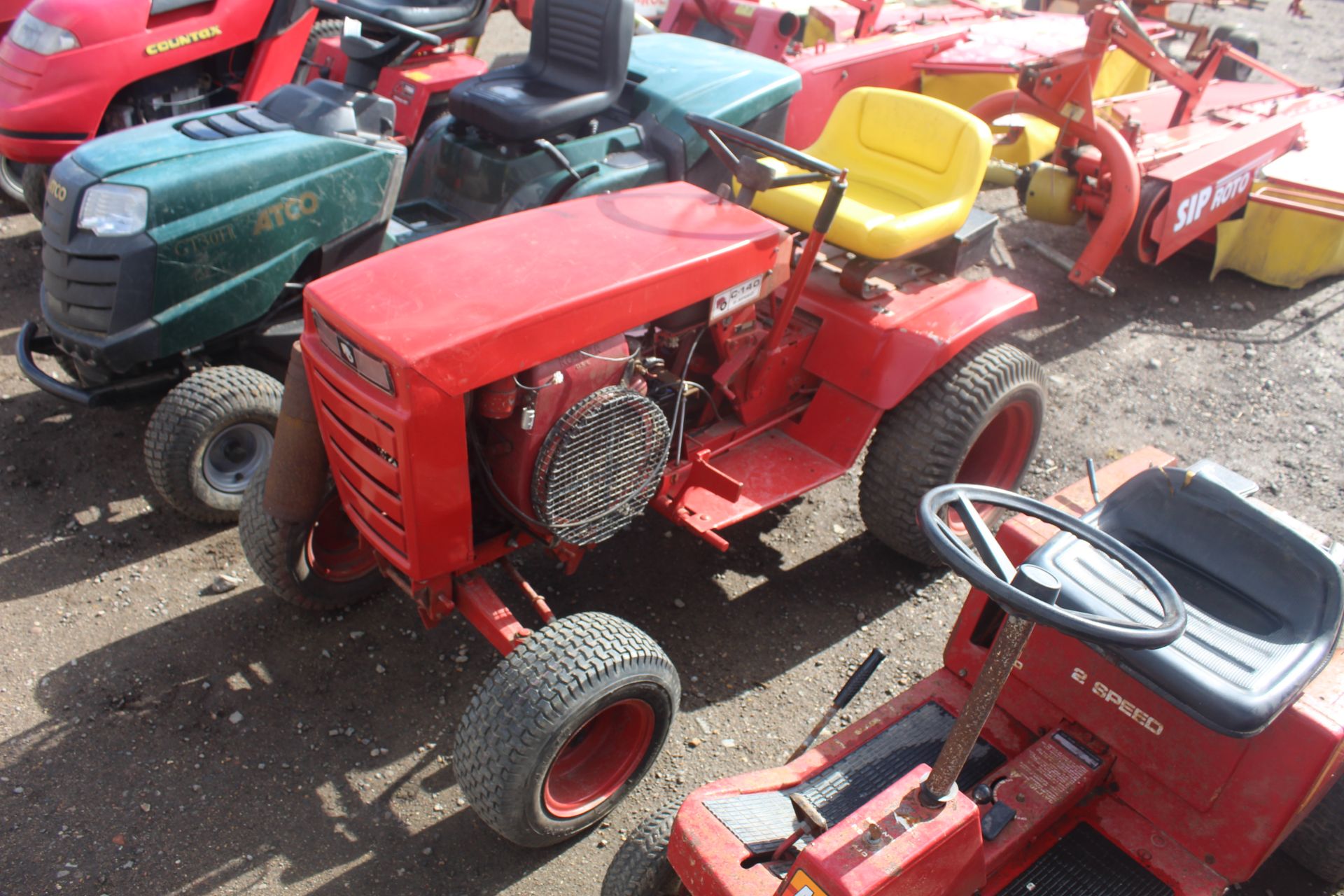 Wheel Horse garden tractor. Key held - Image 4 of 18