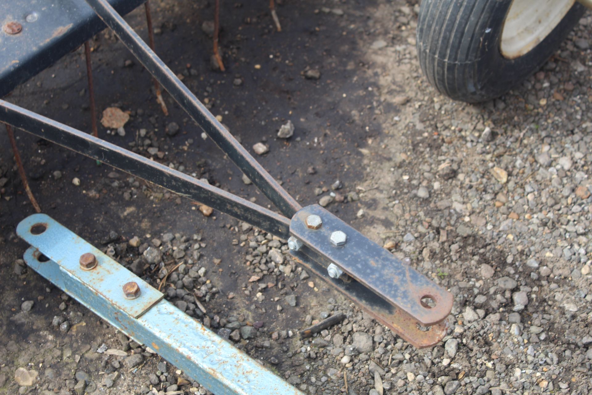 Lawn rake for ride-on mower. - Image 2 of 7