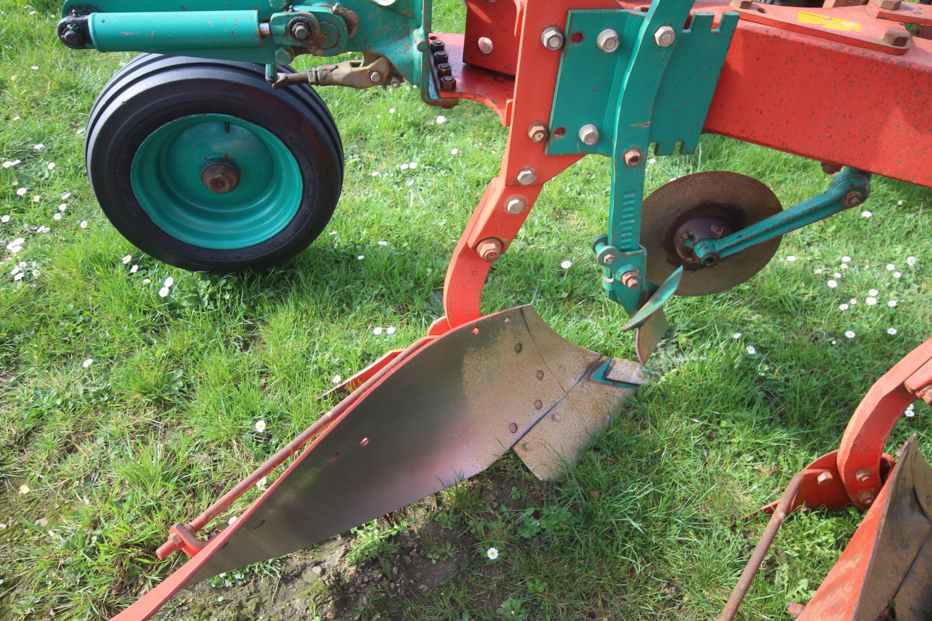 Kverneland LD85 5F reversible plough. With press arm. V - Image 17 of 29