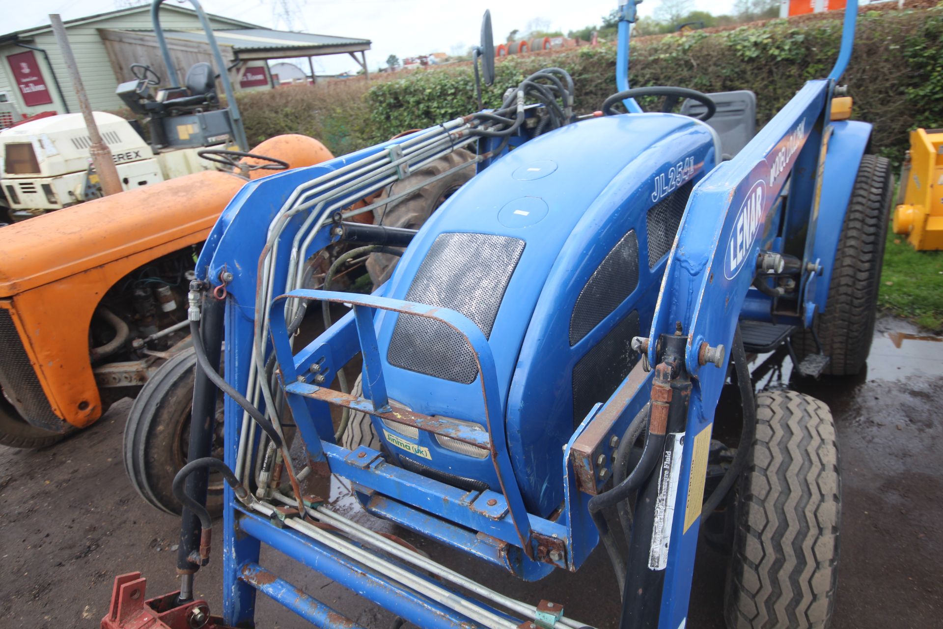 Lenar JL254 II 4WD compact tractor. Turf wheels and tyres. Lenar LDJL245K power loader. With - Bild 9 aus 39