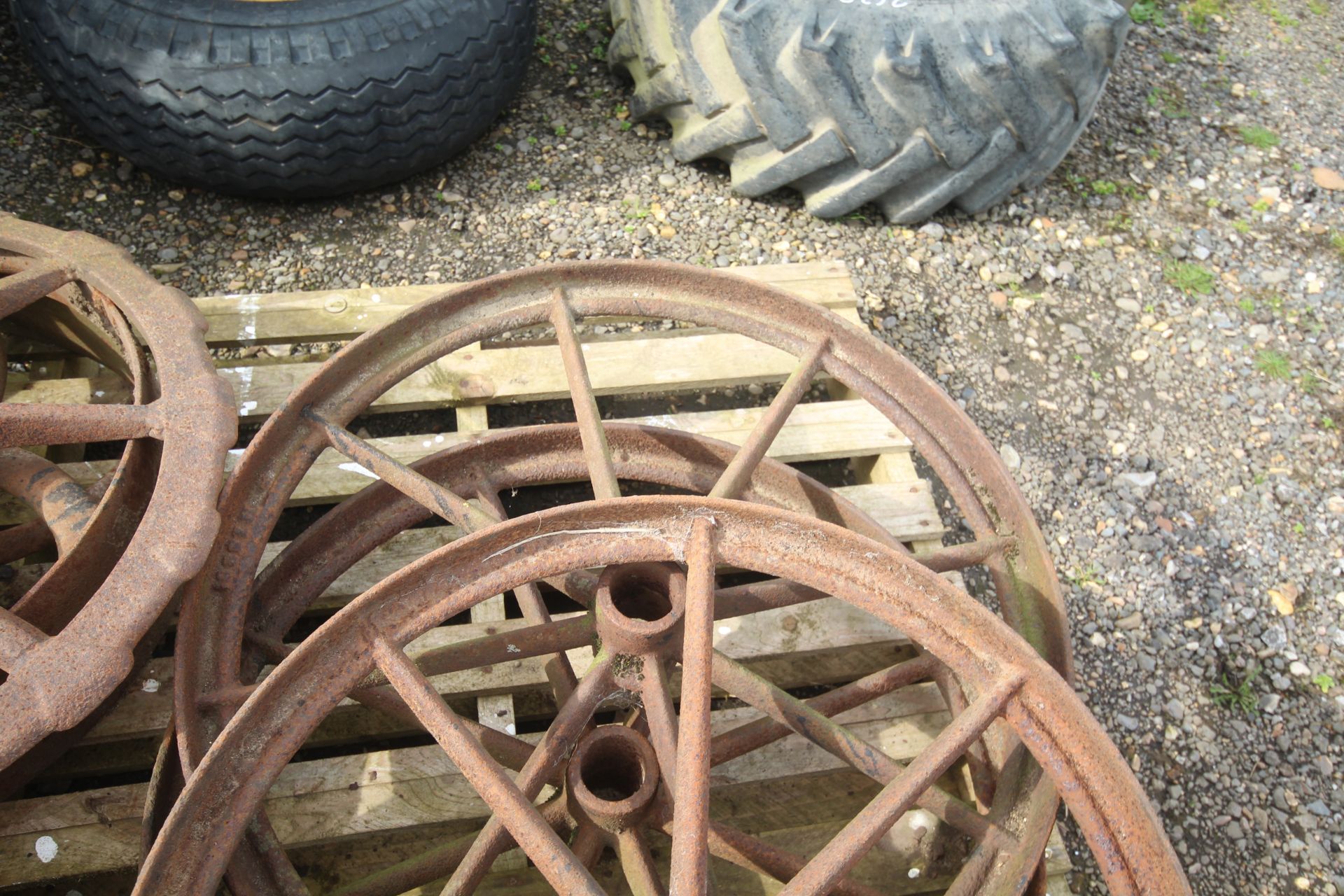 Various cast iron wheels. V - Image 4 of 5