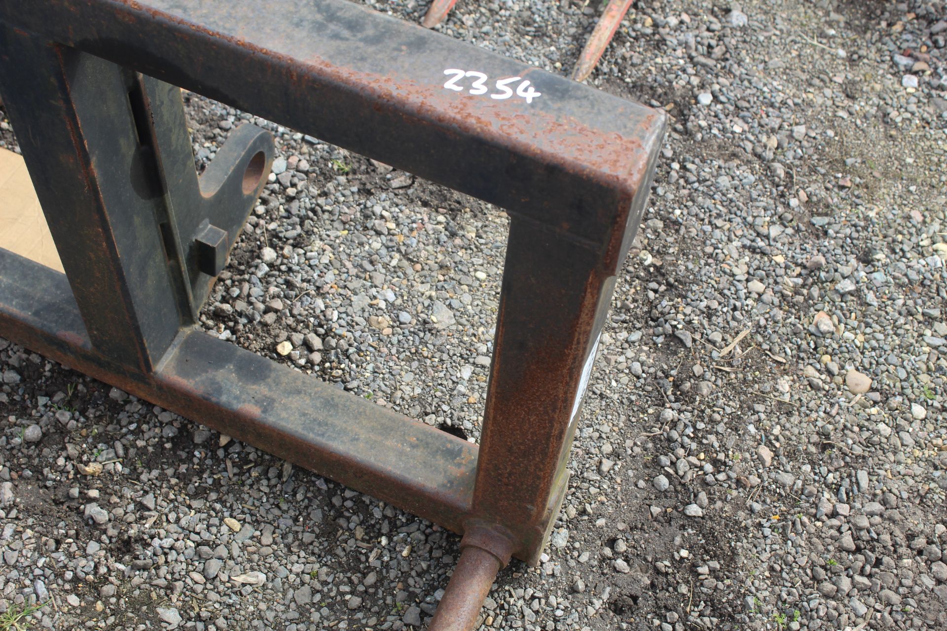 Slewtic bale spike. CAT telehandler brackets. V - Image 4 of 11