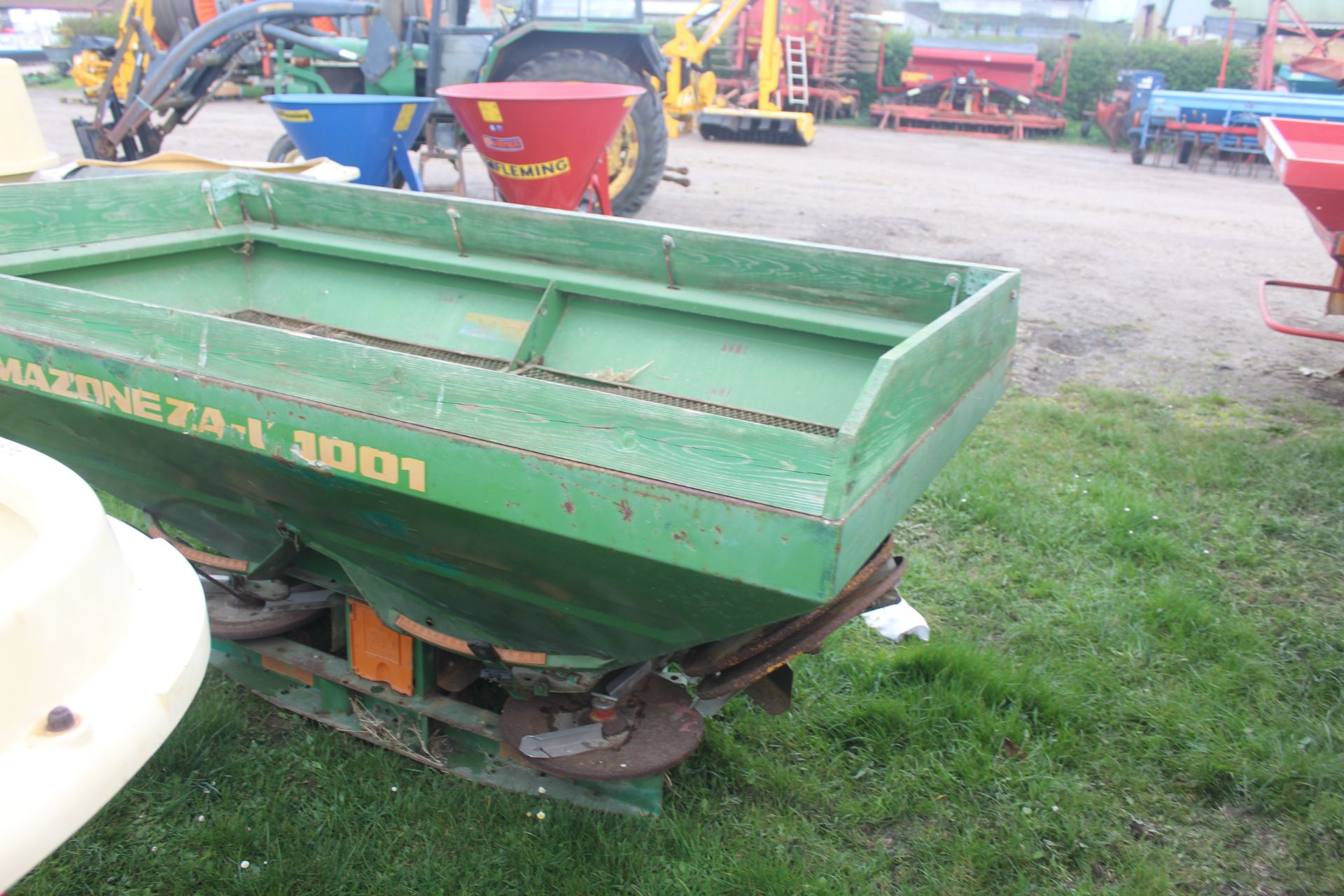 Amazone ZA-U 1001 twin disc fertiliser spreader. For sale due to retirement. V - Image 11 of 14