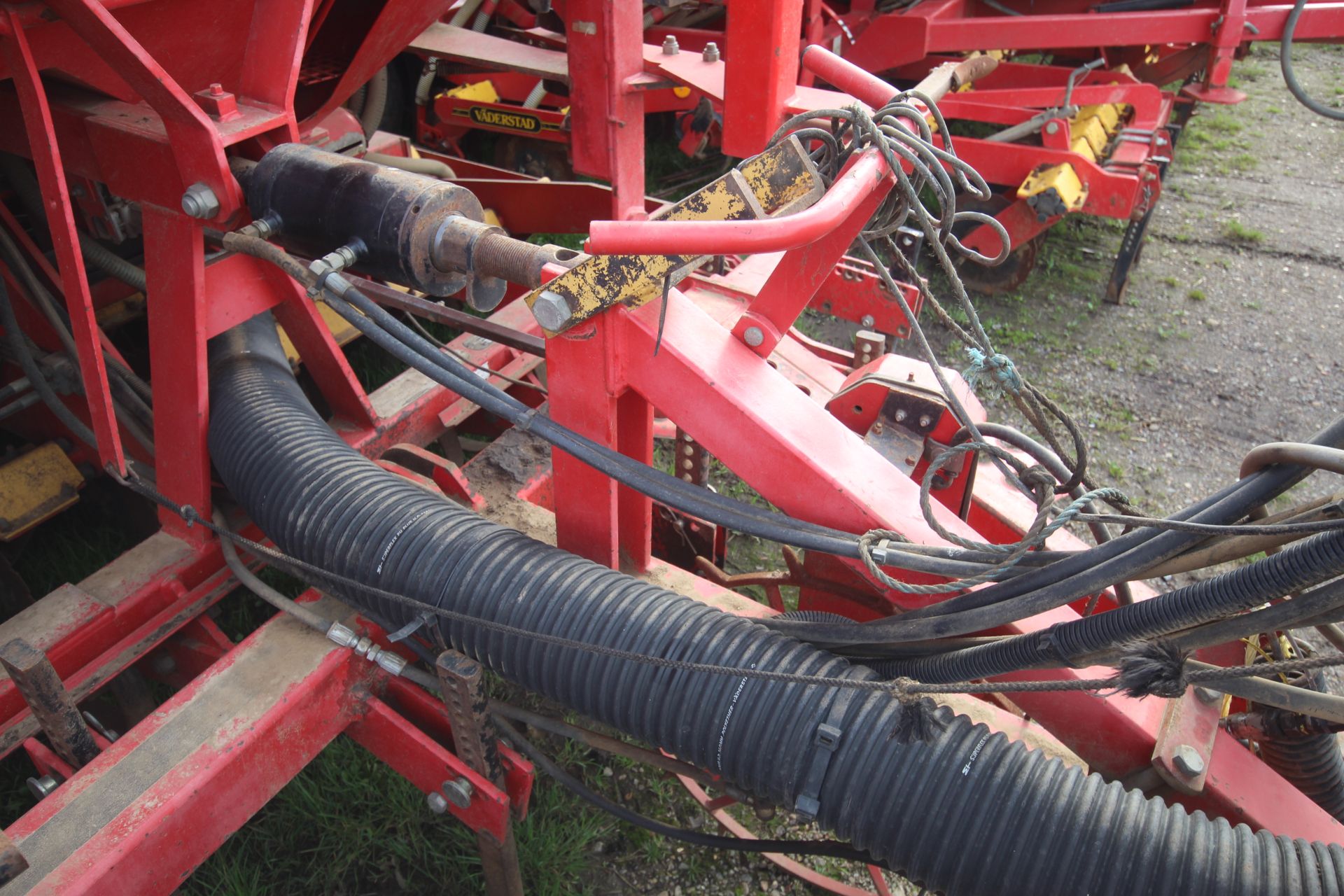 Vaderstad Rapid 400F 4m drill. Comprising rigid tines, two rows of disc coulters, tyre packer, - Image 34 of 38