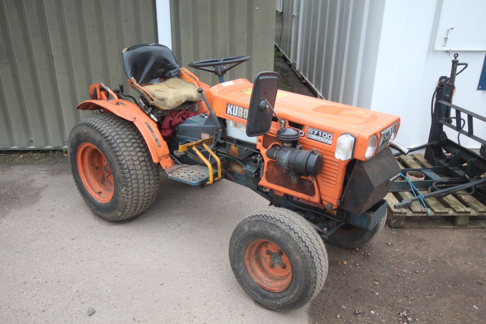 Kubota B7100 HST 4WD compact tractor. 3,134 hours. 29/12.00-15 rear turf wheels and tyres. Front