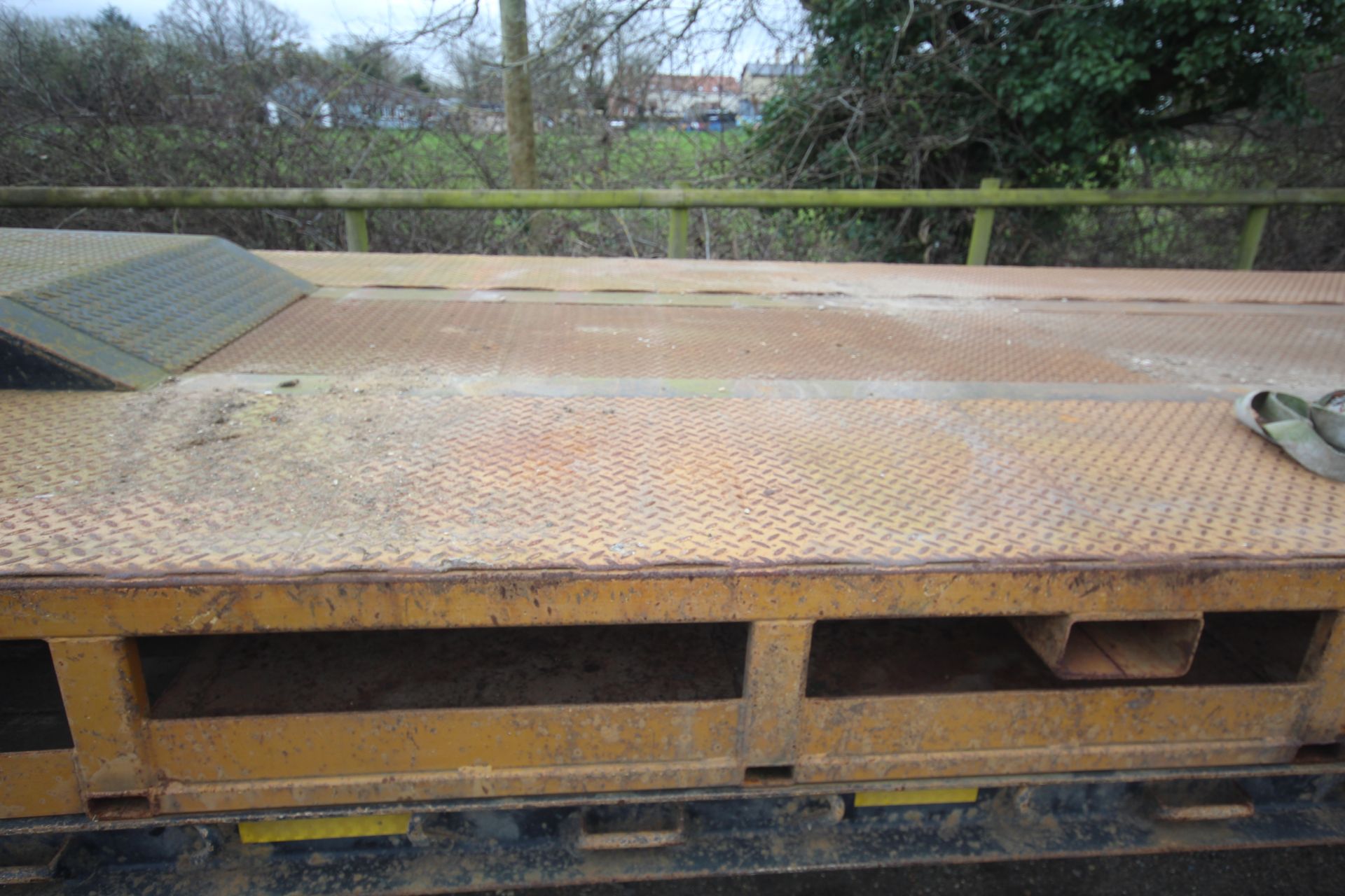 SM Trailers 37.3T 13.7m tri-axle step frame beavertail low loader trailer. Registration C198677. - Image 13 of 56