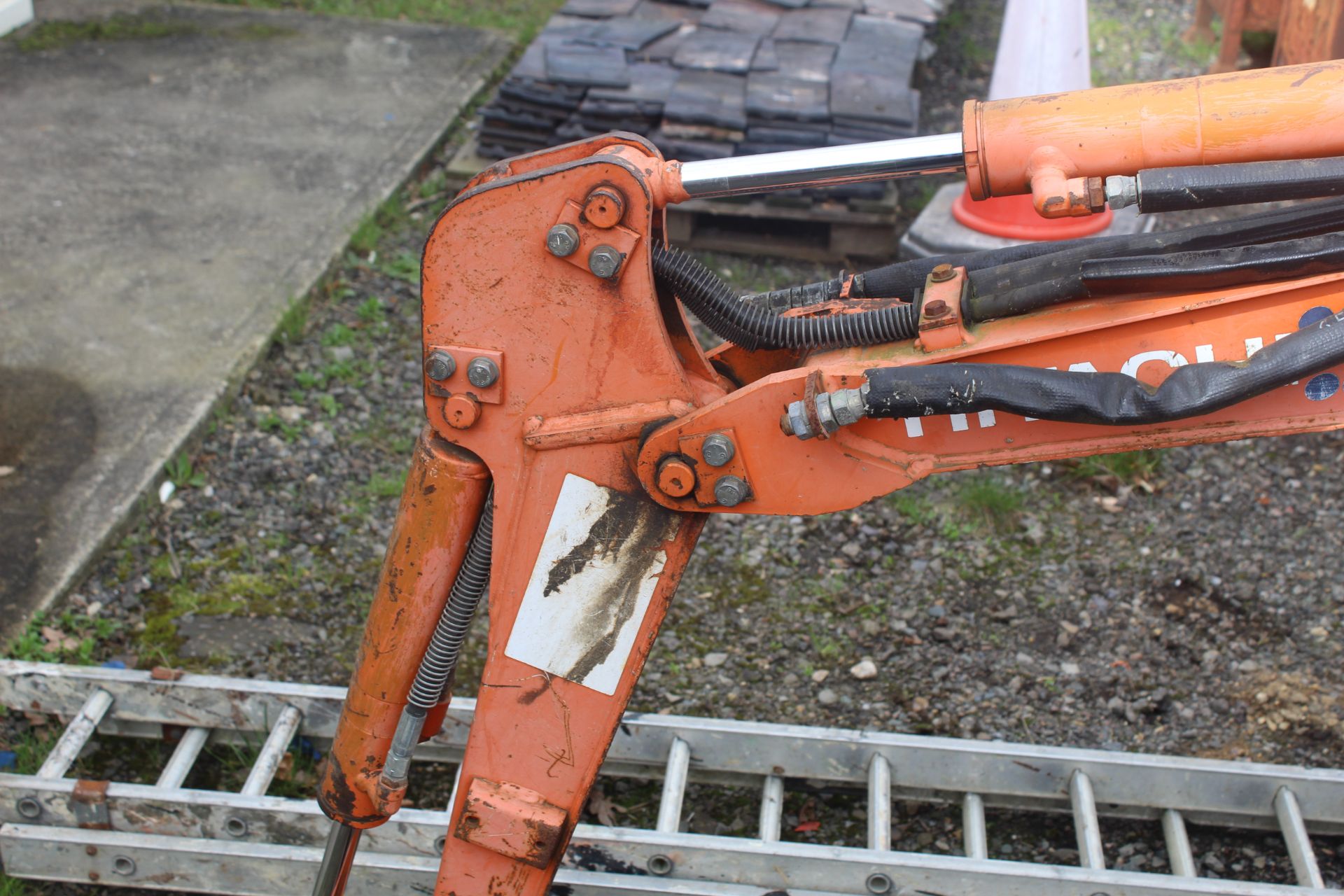 Hitachi EX8-2B 0.8T rubber track micro excavator. 2003. 2,209 hours. Serial number 1AGP004974. - Image 3 of 41