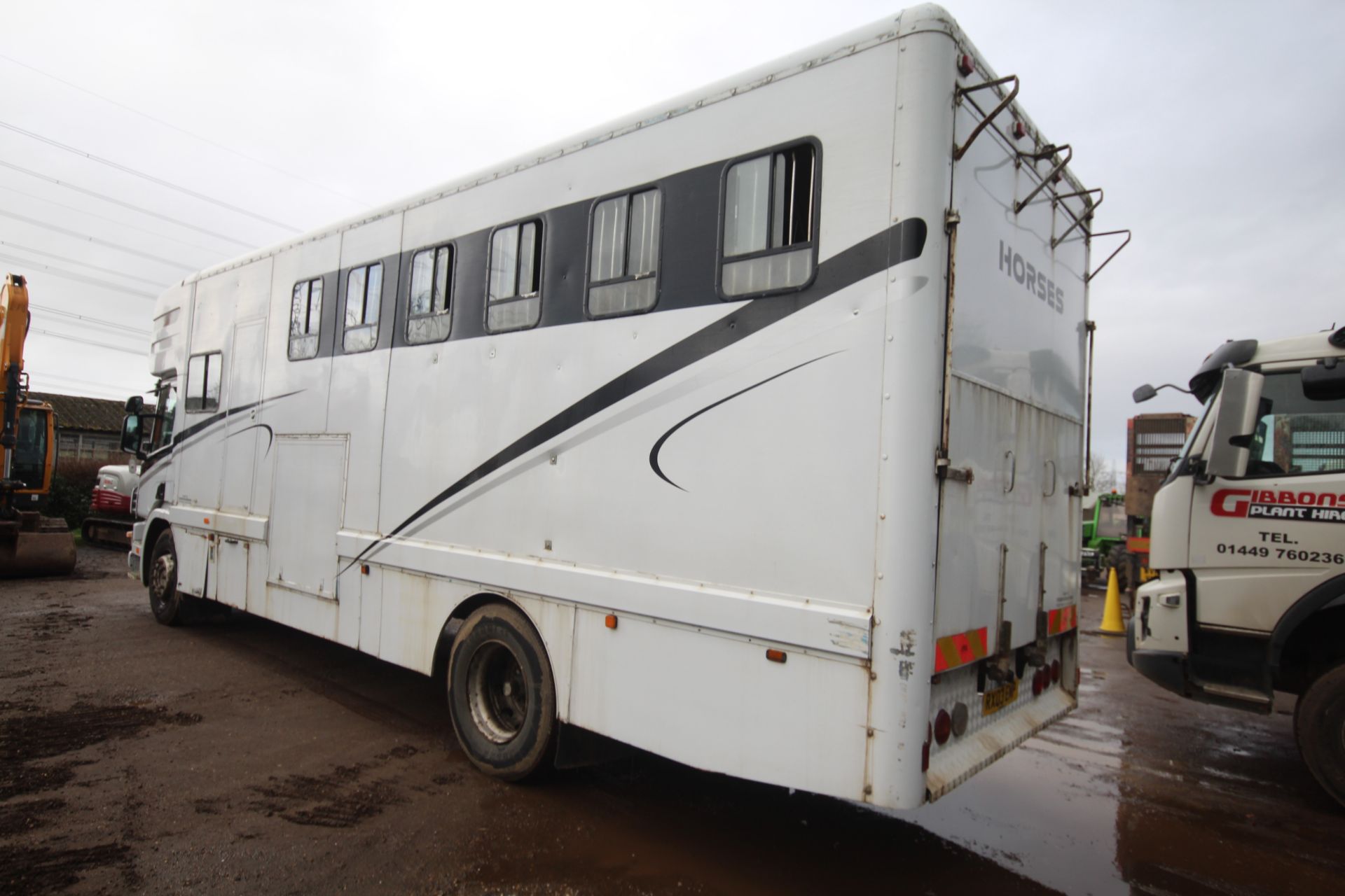 Scania 94D 260 18T 4x2 coachbuilt five horse horsebox. Registration RX03 ENP. Date of first - Image 4 of 79