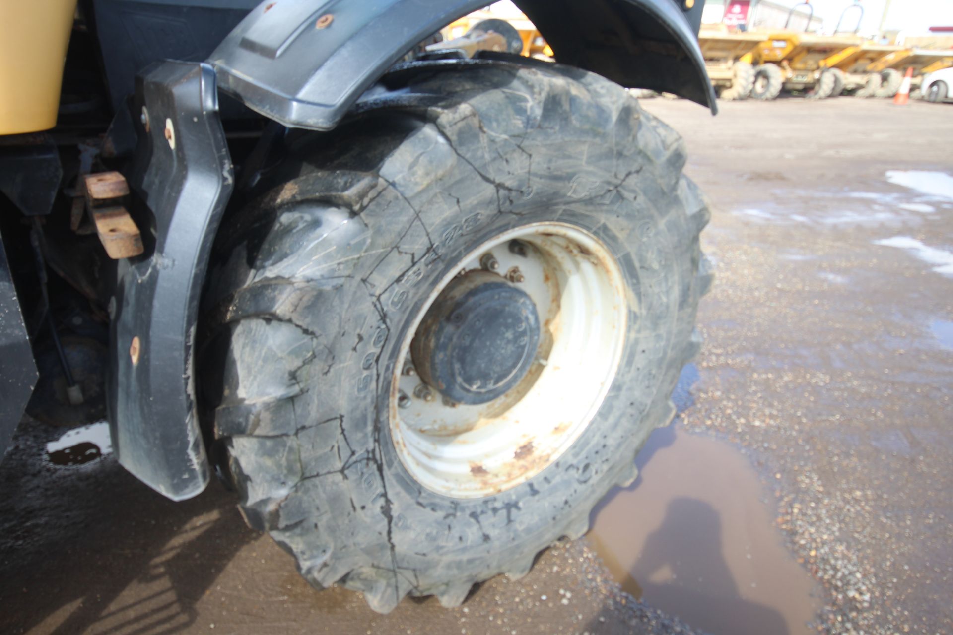 JCB Fastrac 3185 Autoshift 4WD tractor. Registration X642 AHT. Date of first registration 04/09/ - Image 23 of 71