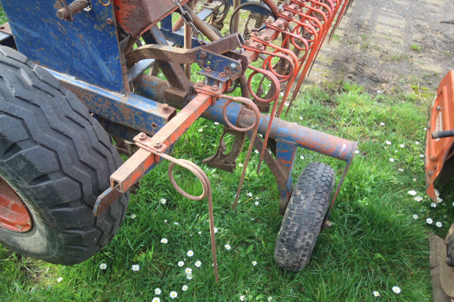 Nordsten 3m spring tine drill. Previously used for maize. Manual held. V - Image 35 of 56