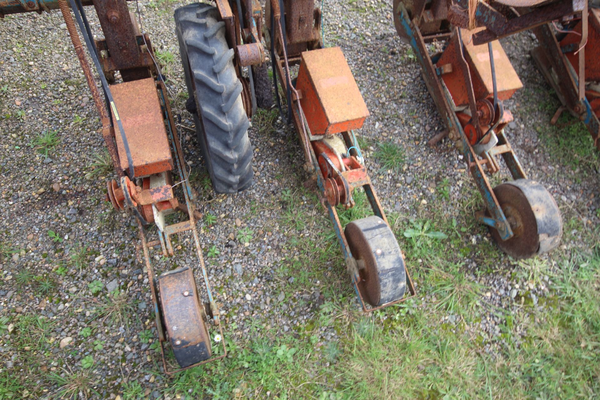 Six row beet drill. For spares/ reapir. V - Bild 5 aus 12