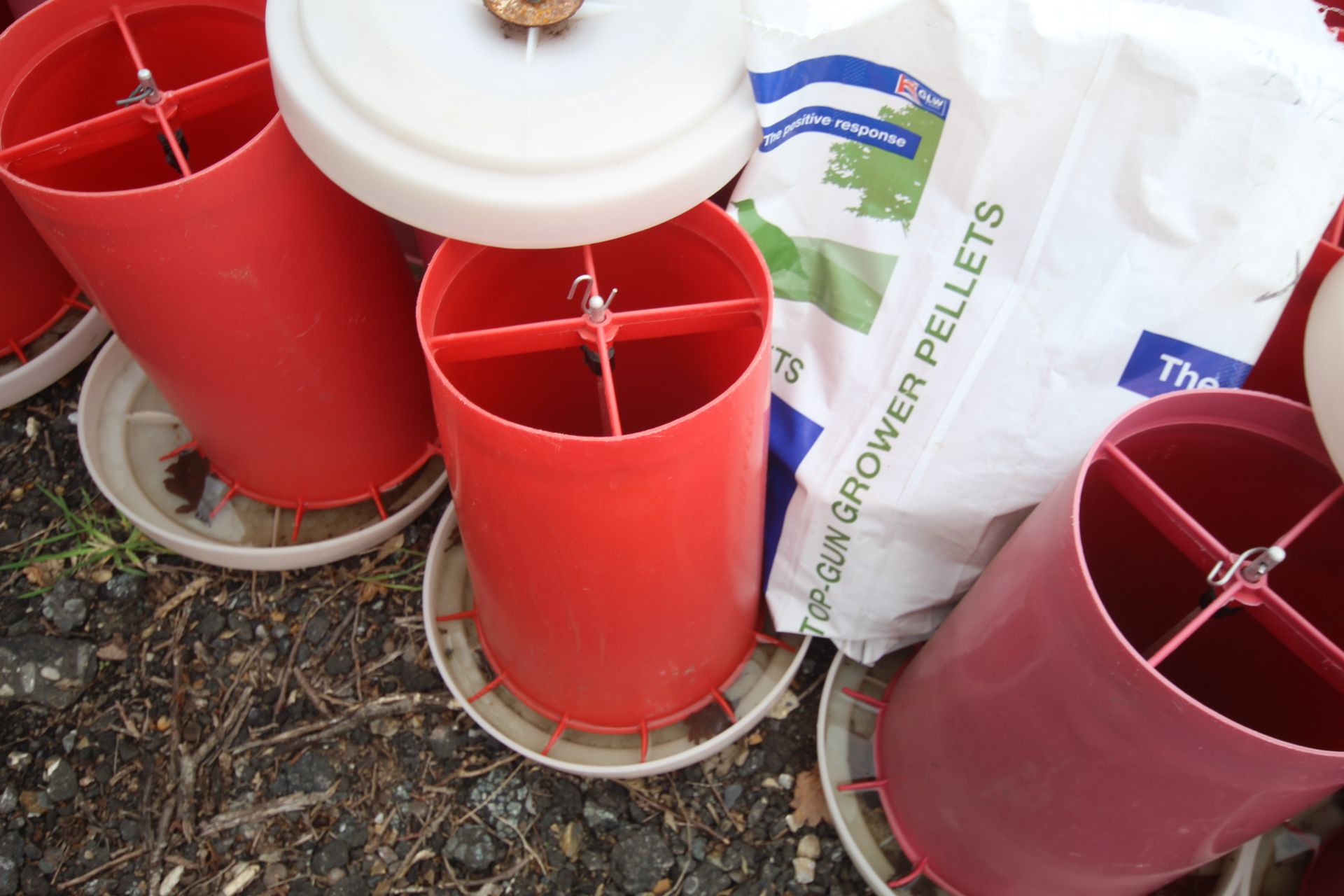 Quantity of 25kg feeders. - Image 2 of 3