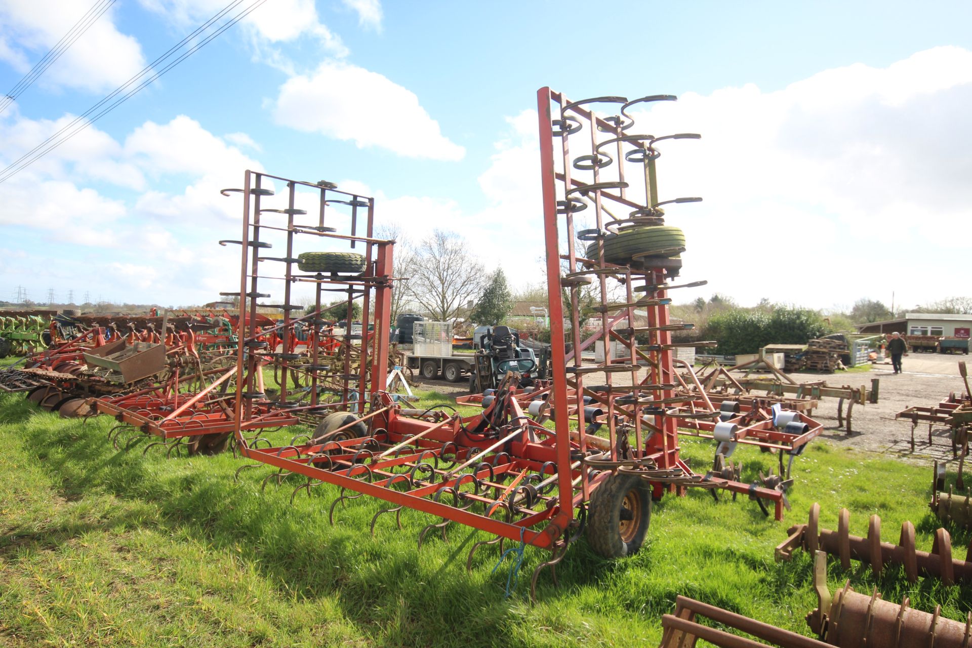 Large set of hydraulic folding spring tines. Owned from new. From a local Deceased estate. - Bild 2 aus 17