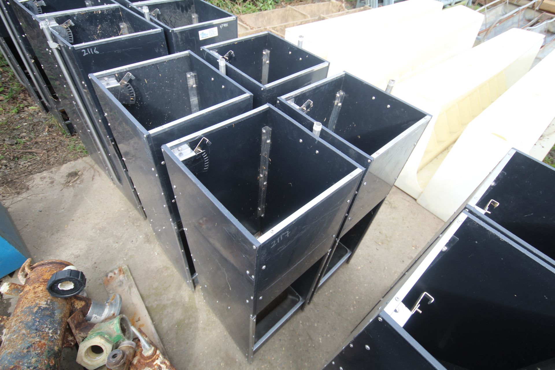 4x plastic 2 space feeders. V