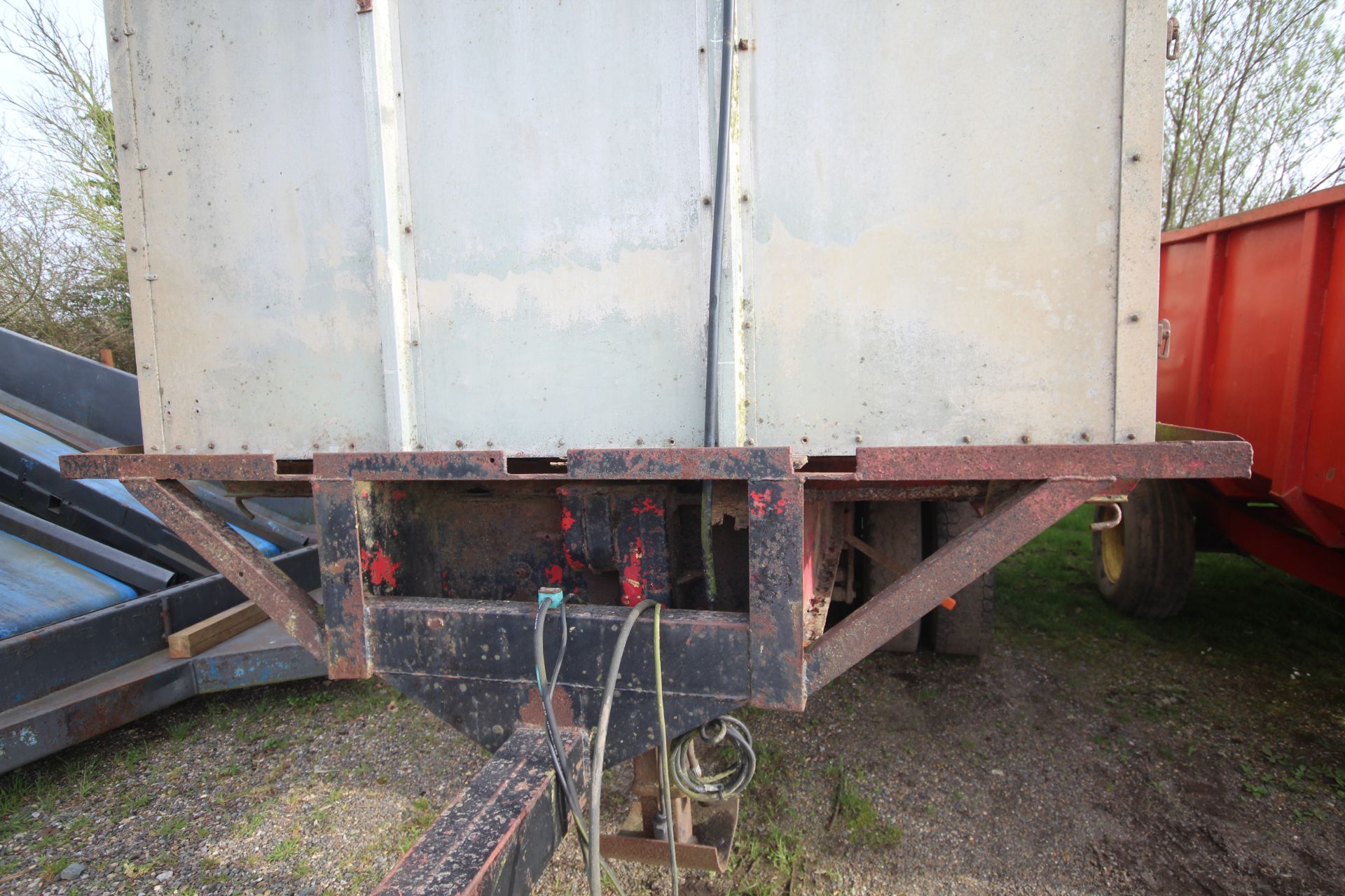 19ft 6in twin axle tractor drawn livestock trailer. Ex-lorry drag. With steel suspension and twin - Image 7 of 34