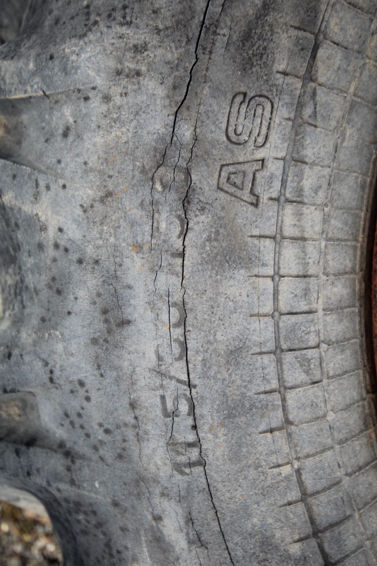 11.5 wheel and tyre. V - Image 4 of 4