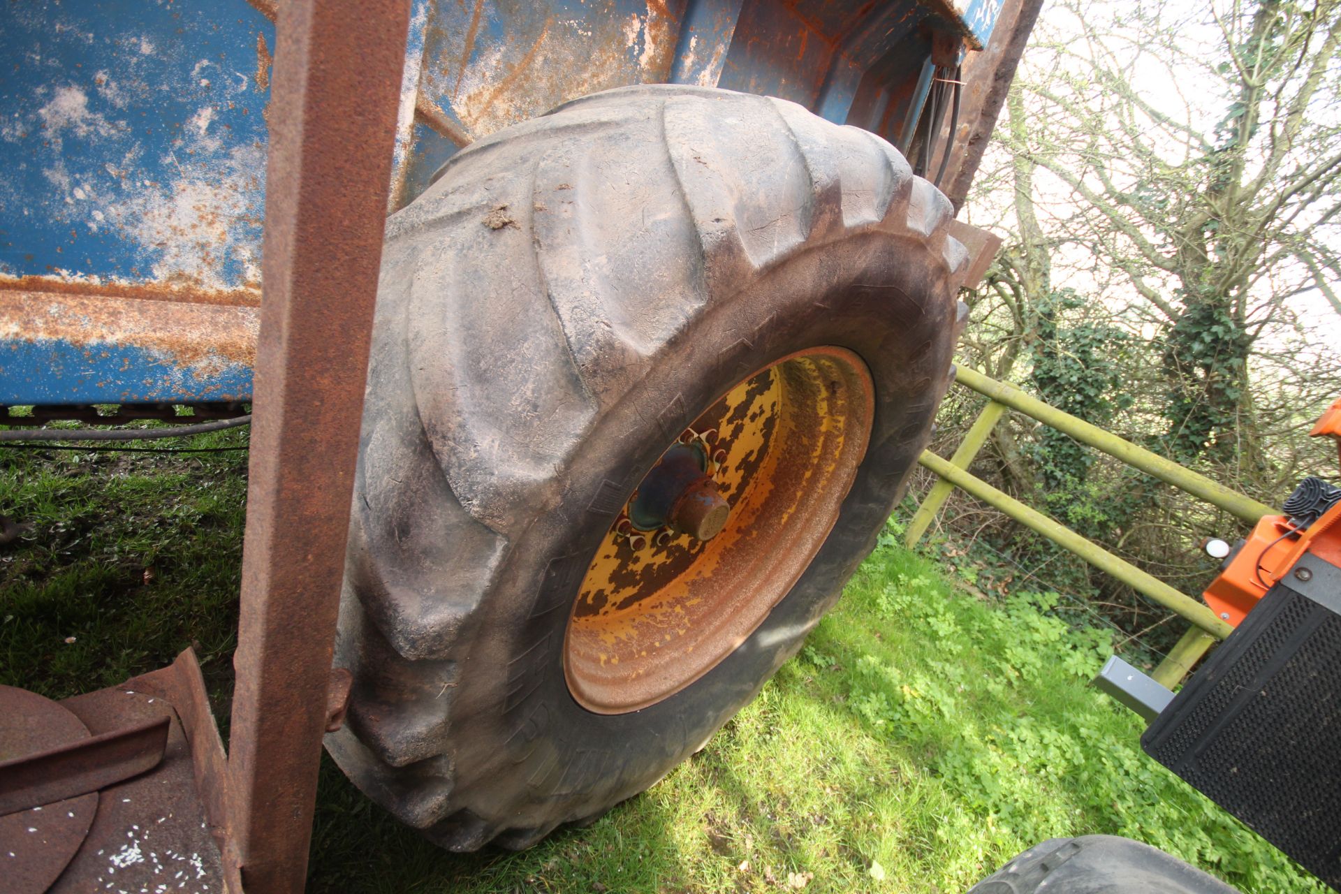 Bunning 12T single axle muck spreader. With twin vertical beaters, slurry door and removable - Image 19 of 31