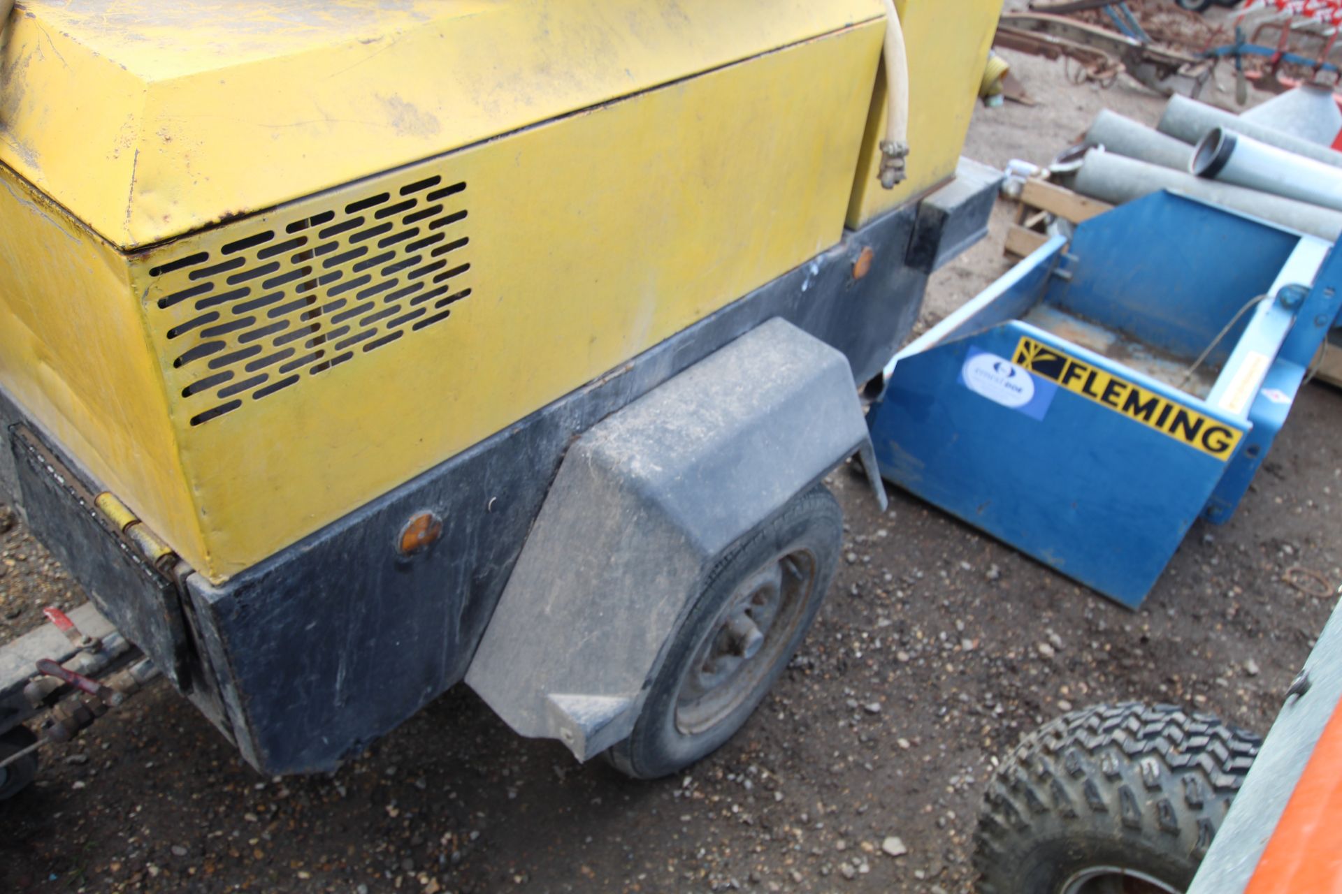 Road tow compressor. With pipes, lance and breaker - Image 5 of 28