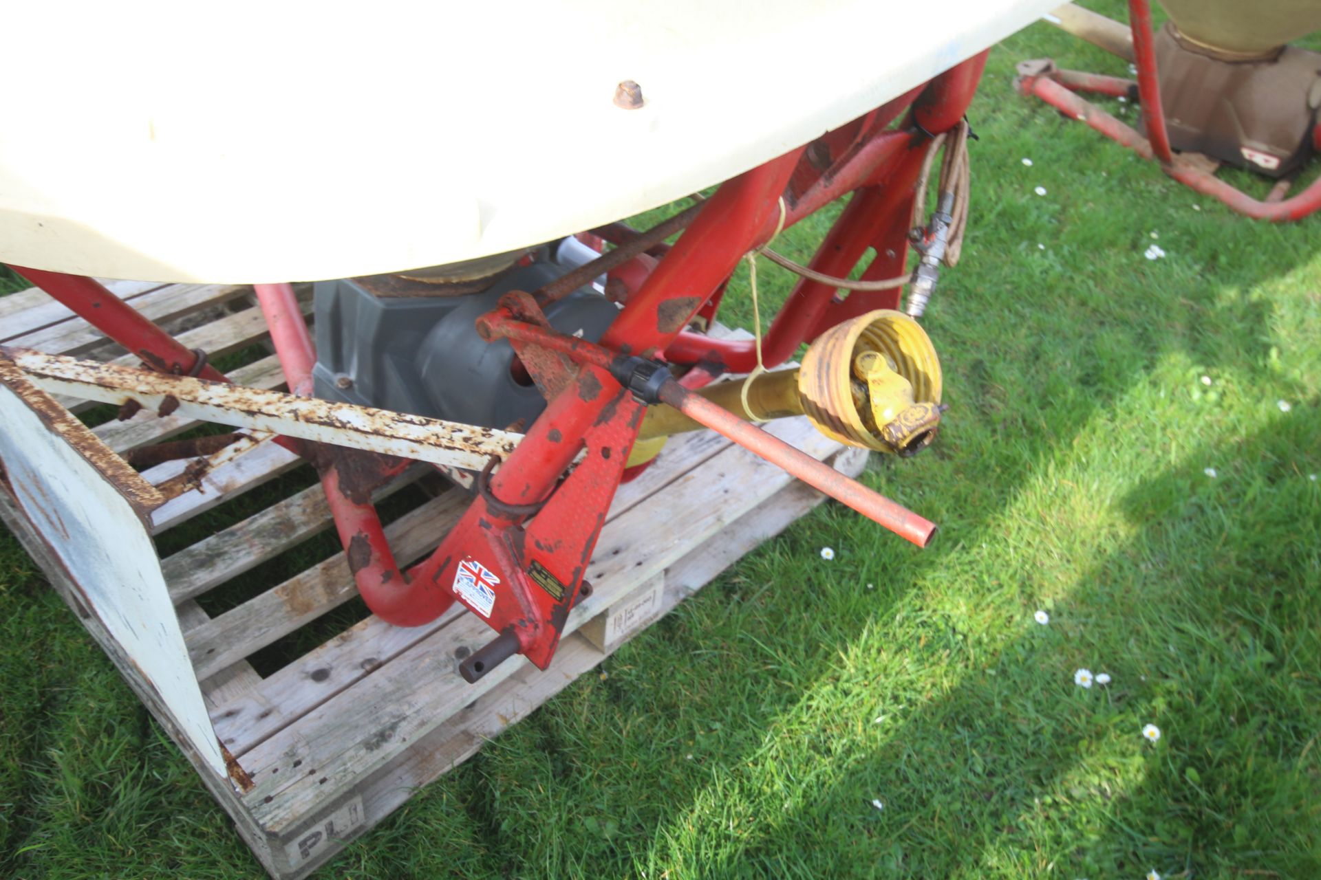 Vicon Vari-Spreader 602 fertiliser spreader. With hydraulic shut-off and hedge/ ditch deflector - Image 9 of 10