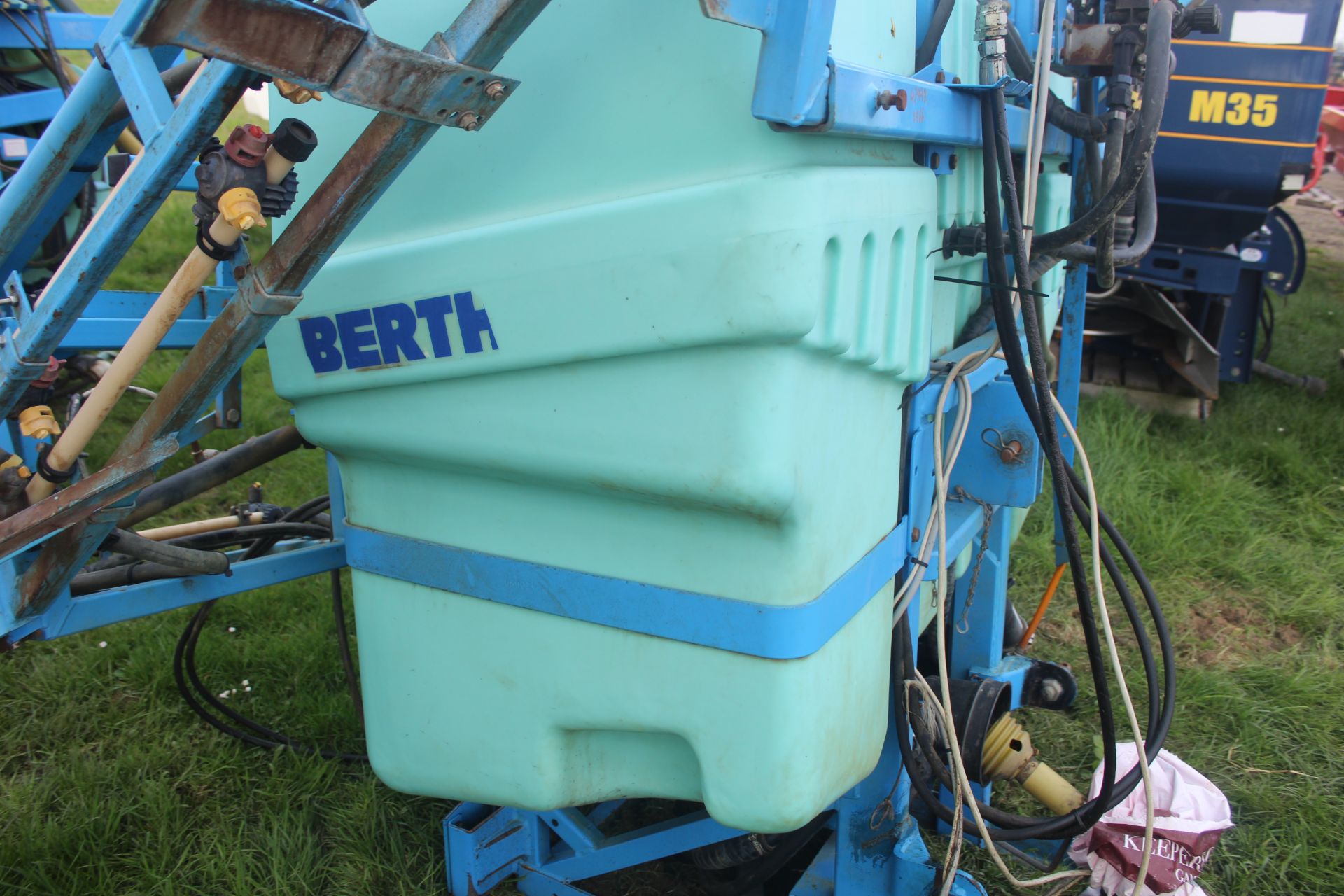 Berthoud 12m mounted sprayer. 2001. With quad nozzle bodies. Owned from new. From a local Deceased - Bild 23 aus 23