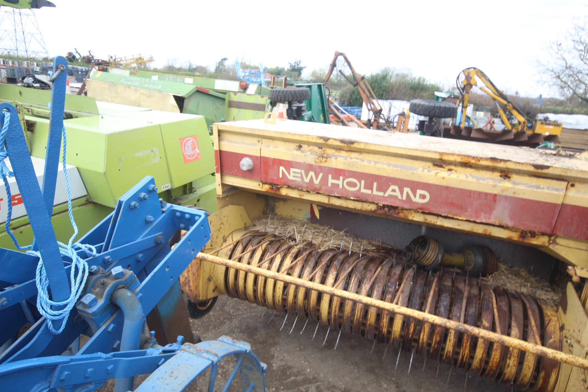 New Holland 945 conventional baler. V - Image 2 of 19