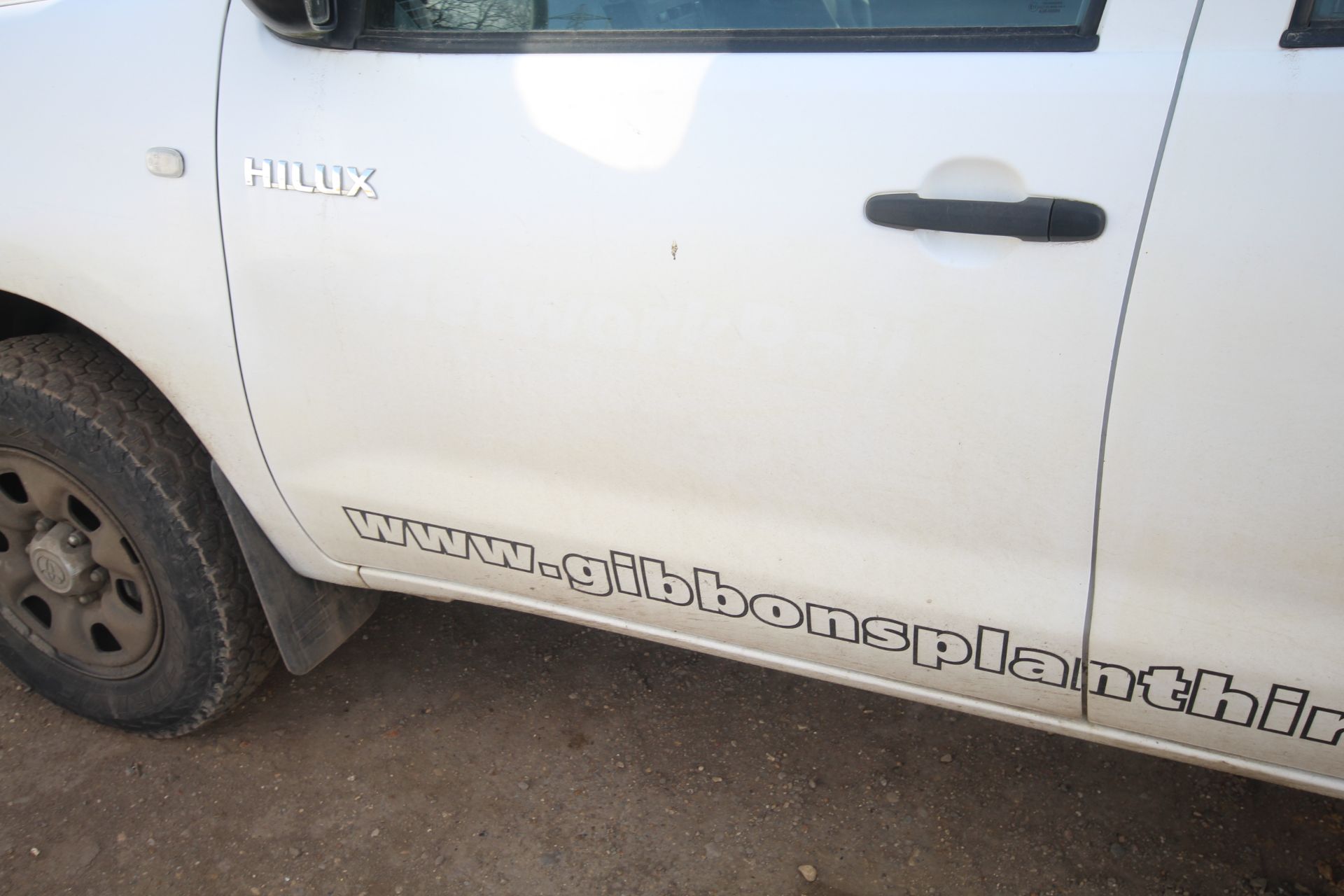 Toyota Hilux 2.5L diesel manual double cab pick-up. Registration FD11 UHA. Date of first - Image 26 of 58