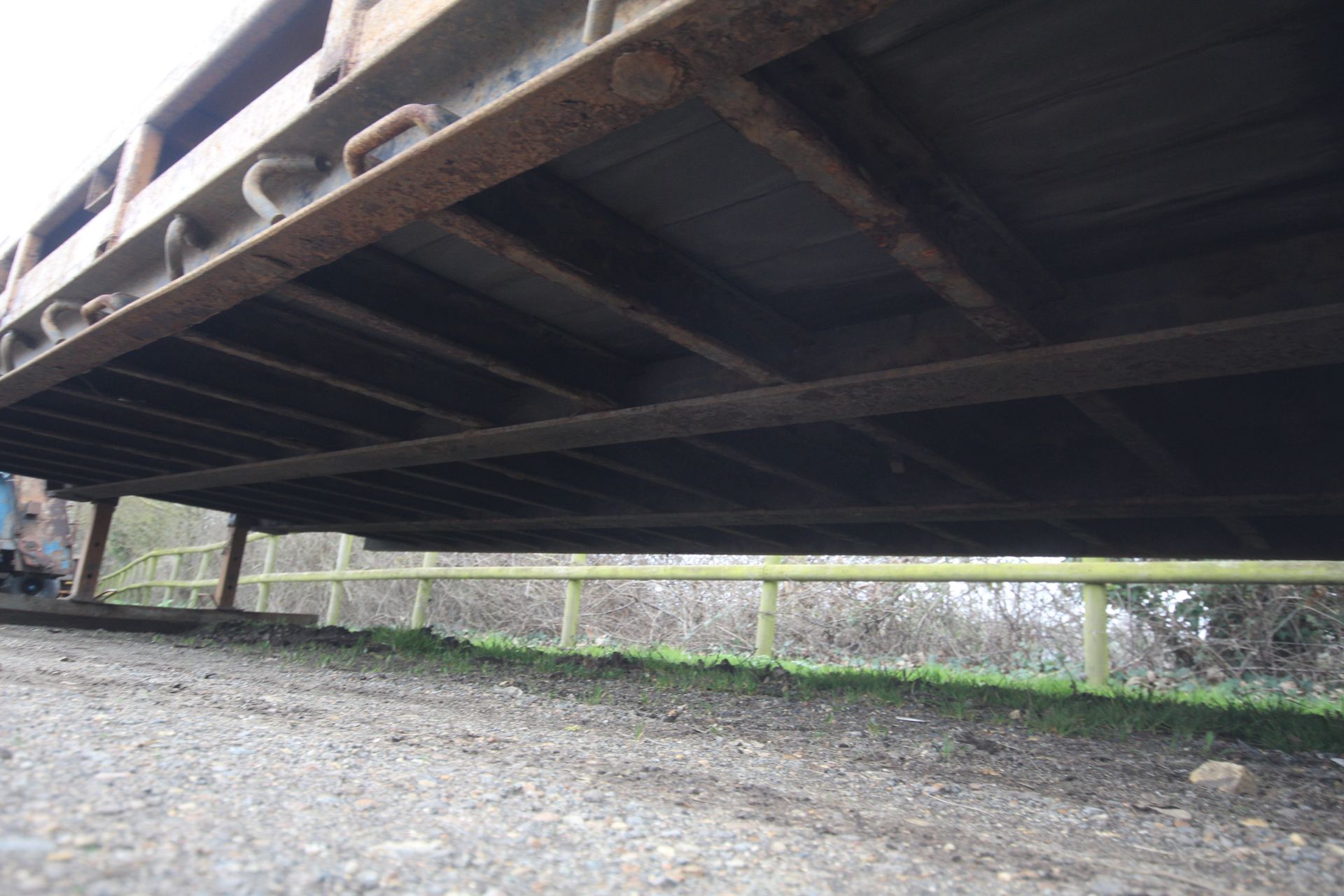 SM Trailers 37.3T 13.7m tri-axle step frame beavertail low loader trailer. Registration C198677. - Image 16 of 56