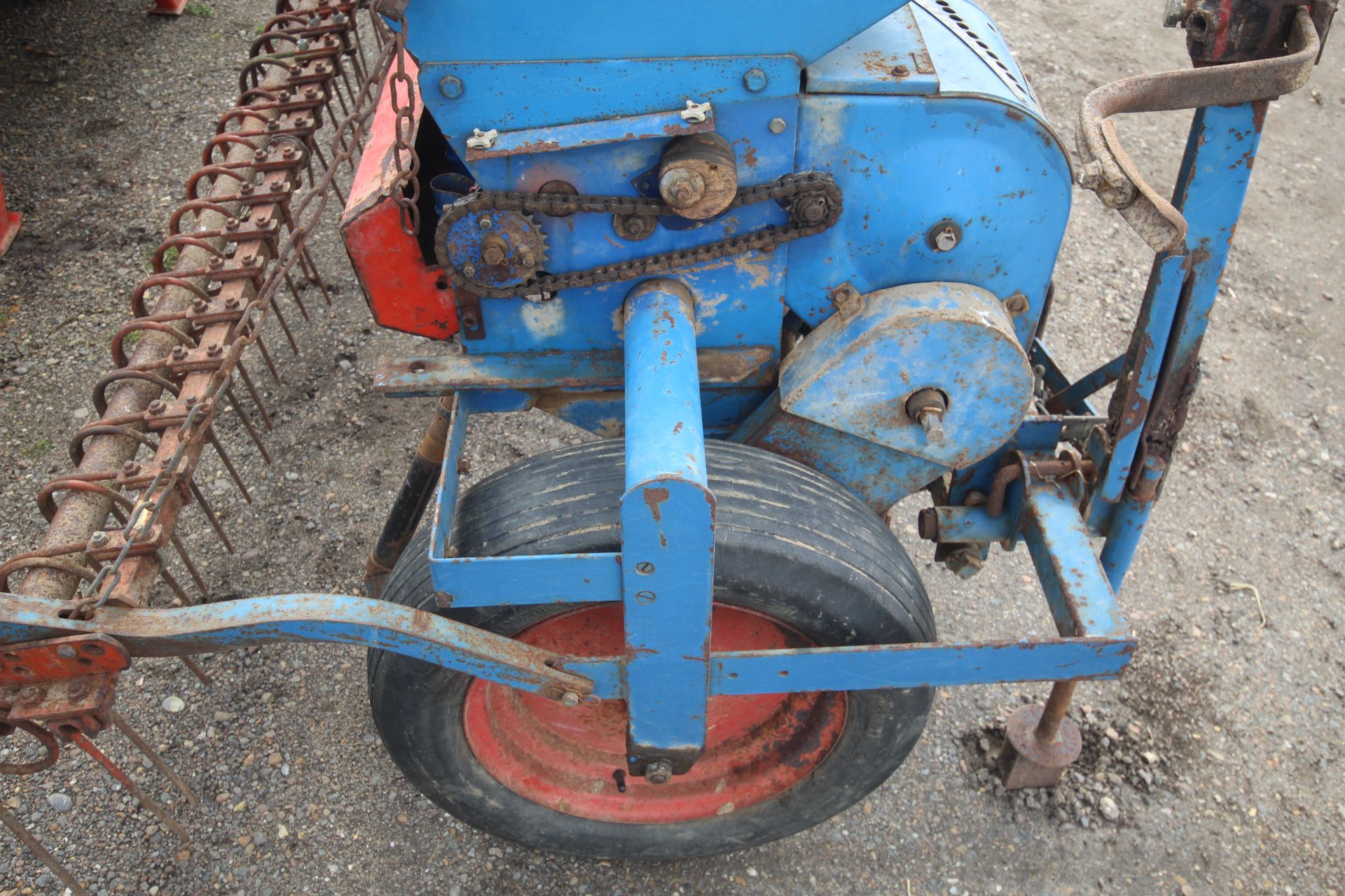 Nordsten 3m spring tine drill. Previously used for maize. Manual held. V - Image 18 of 56