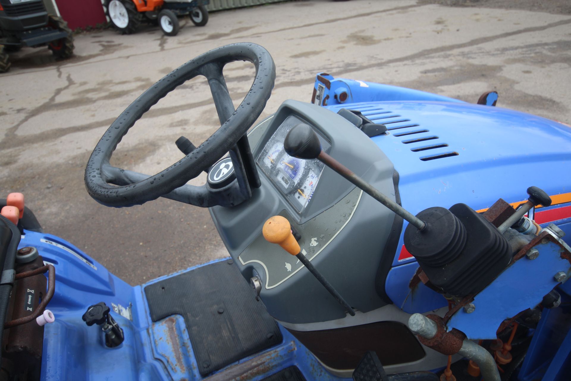 Iseki TGX237 4WD hydrostatic compact tractor. 2010. 605 hours. 26x12.00-12 rear turf wheels and - Bild 32 aus 39