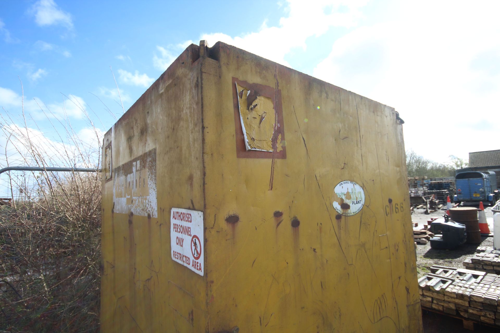 Secure site container. Approx 7ft 6in high, 6ft 5in wide and 5ft 10in long. V - Image 2 of 15