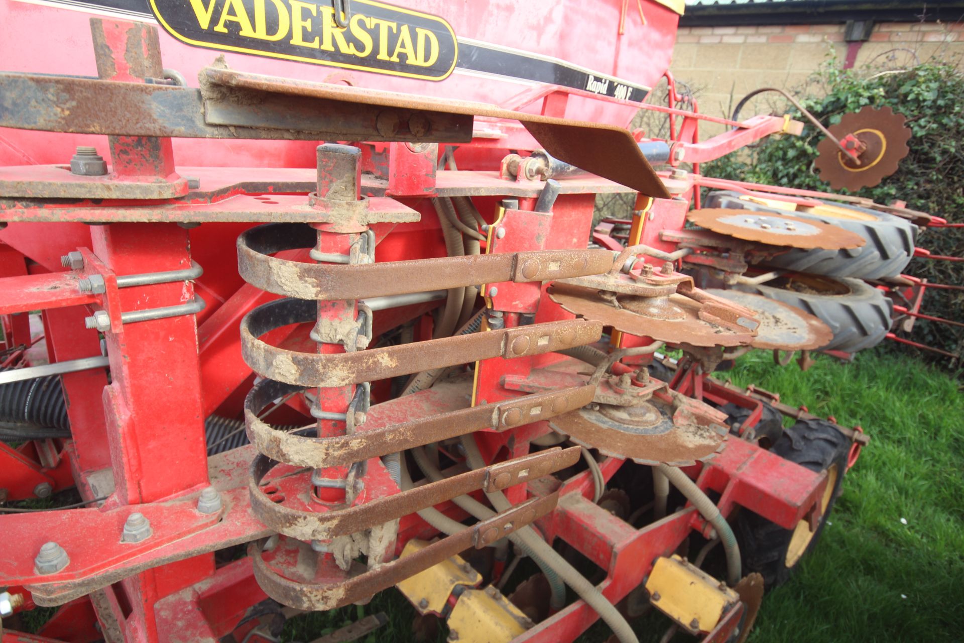 Vaderstad Rapid 400F 4m drill. Comprising rigid tines, two rows of disc coulters, tyre packer, - Image 10 of 38