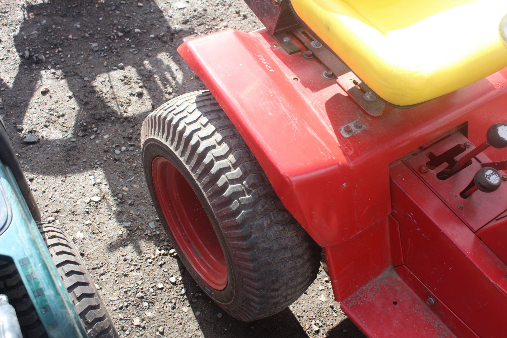 Wheel Horse garden tractor. Key held - Image 10 of 18