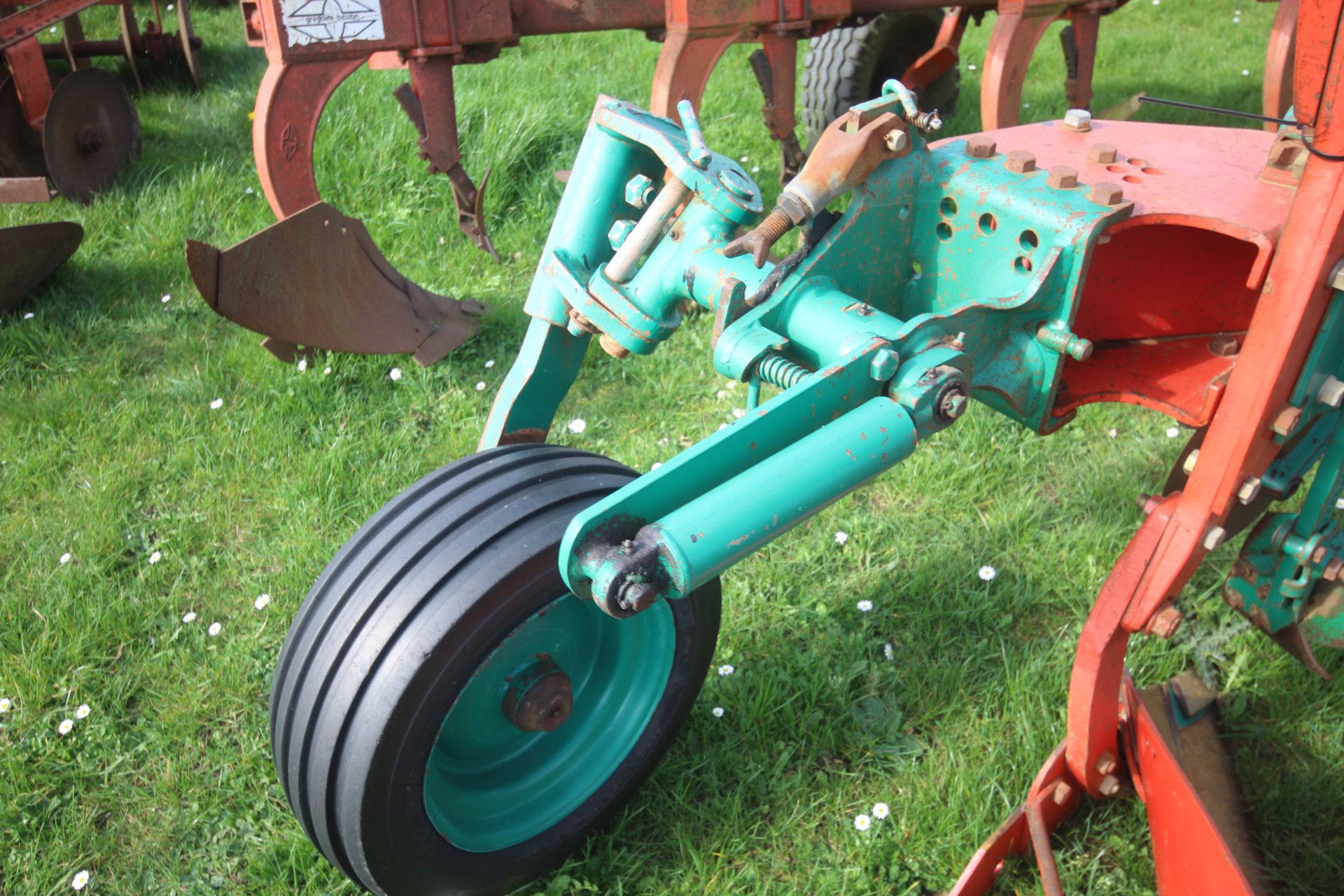 Kverneland LD85 5F reversible plough. With press arm. V - Image 18 of 29