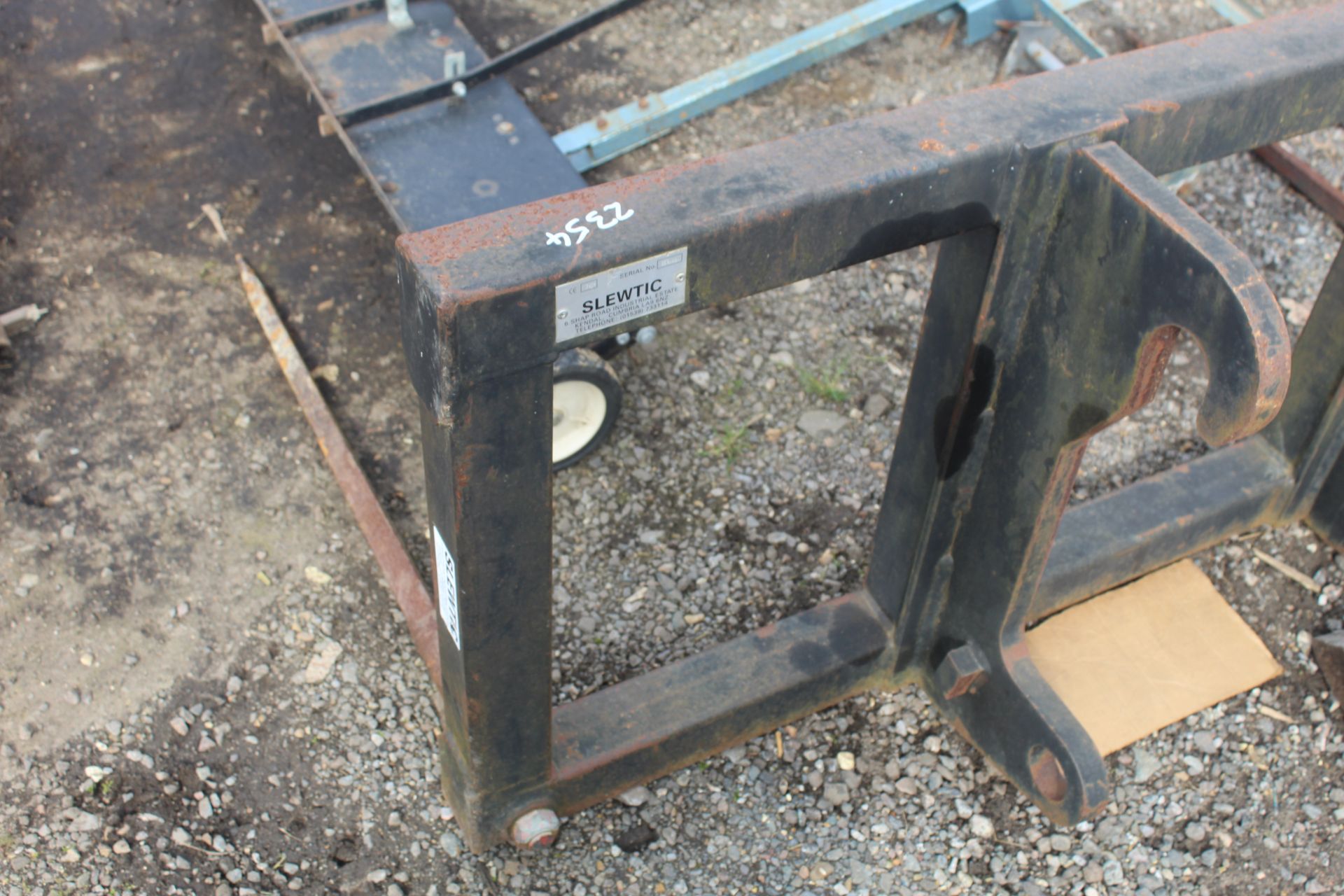 Slewtic bale spike. CAT telehandler brackets. V - Image 7 of 11