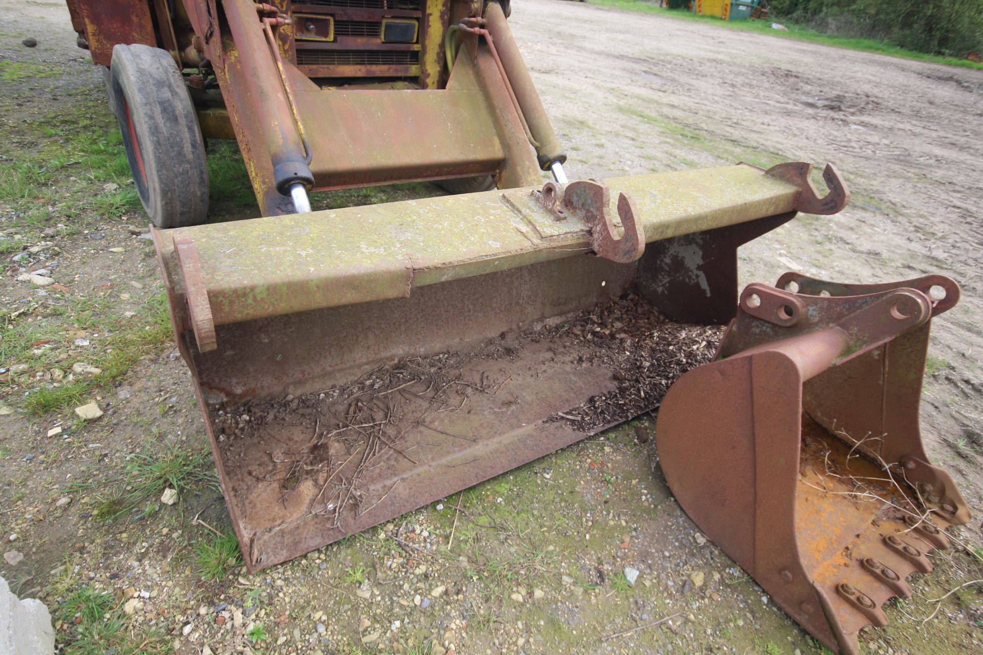 JCB 3C II 2WD backhoe loader. Registration Q106 EPV. With two rear buckets. Vendor reports that - Image 9 of 85