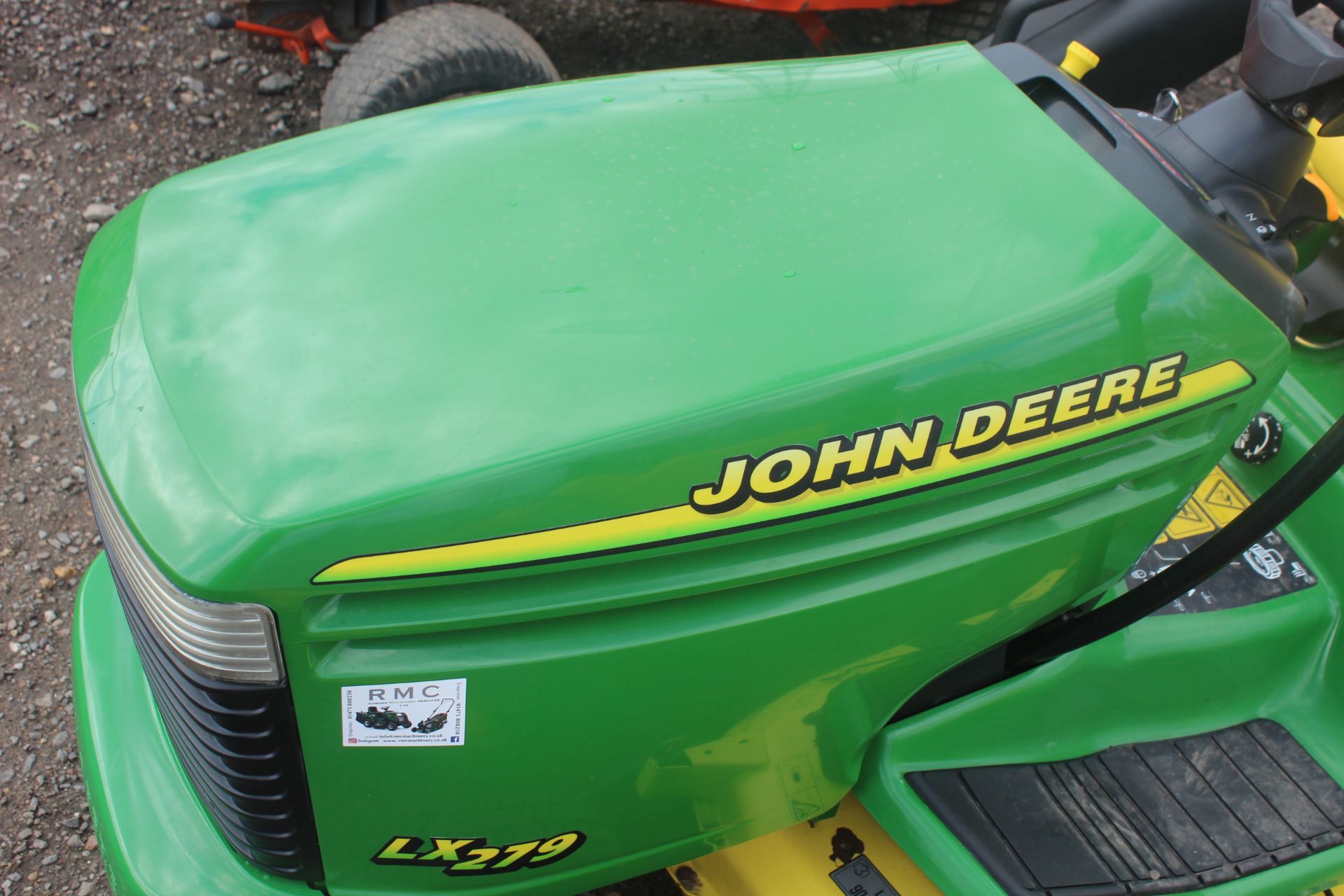 John Deere LX279 lawn mower with collector. Owned from new. Key held. - Image 5 of 30