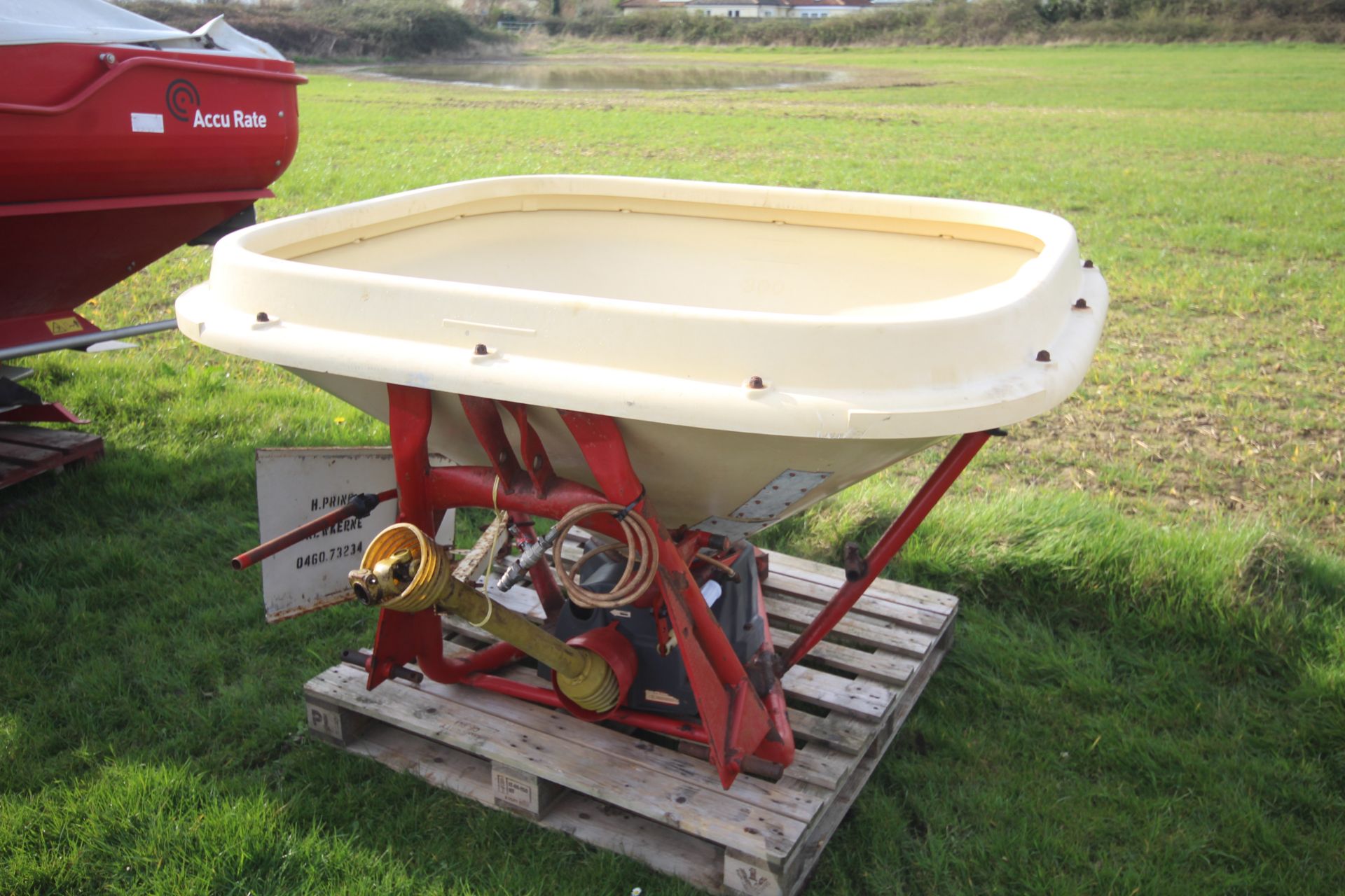 Vicon Vari-Spreader 602 fertiliser spreader. With hydraulic shut-off and hedge/ ditch deflector