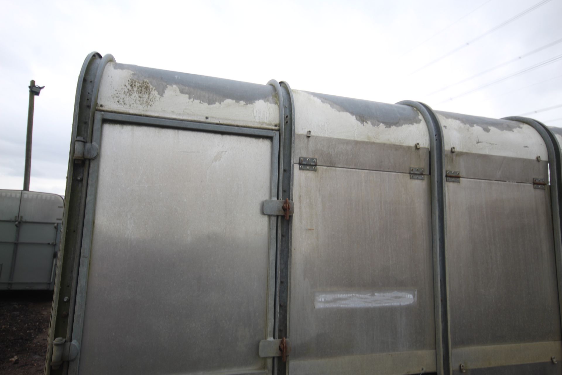 Ifor Williams 10ft twin axle livestock trailer. - Image 7 of 42