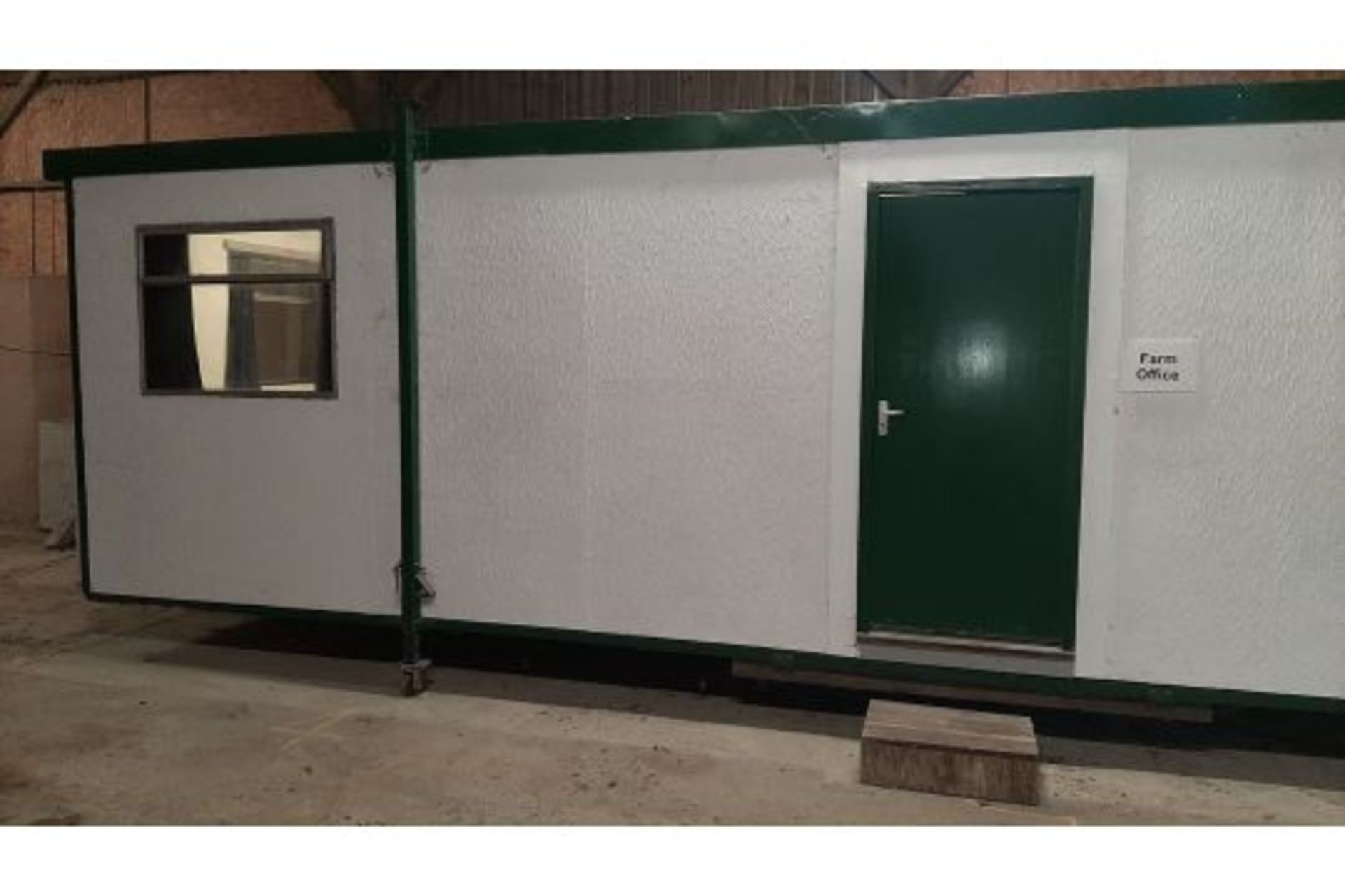 10ft x 32ft jack leg cabin. With two 10ftx 14ft rooms and hall. Used as office inside building. - Bild 4 aus 18