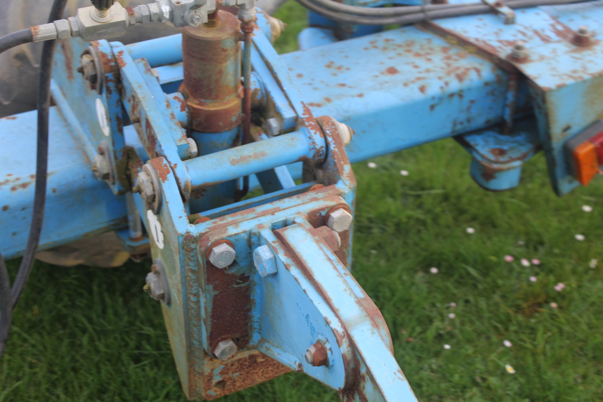 Standen hydraulic folding four row bed former. Serial number 298. 2011. With bout marker brackets - Image 15 of 36