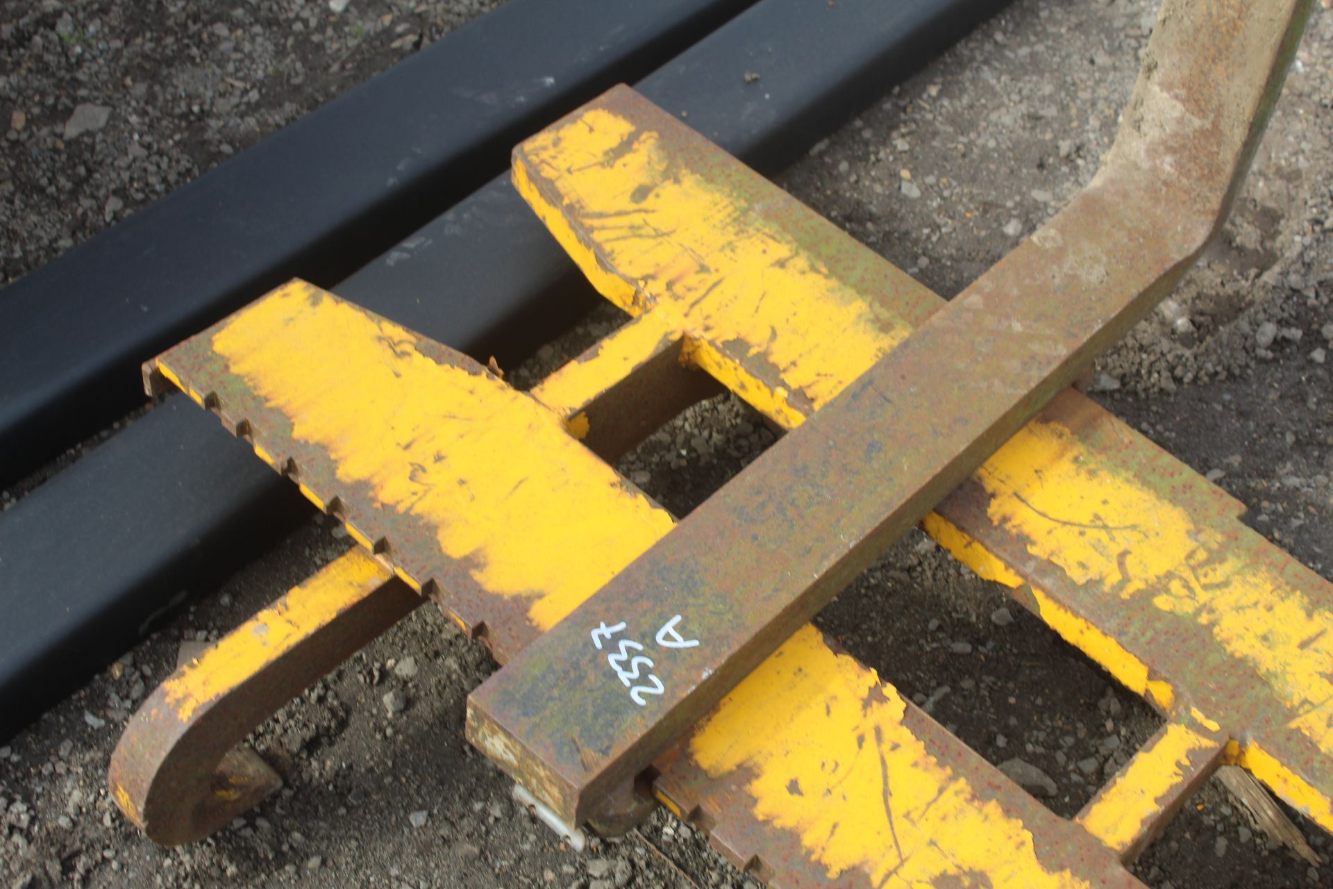 Pallet tines on headstock. JCB Q-Fit brackets. V - Image 3 of 7