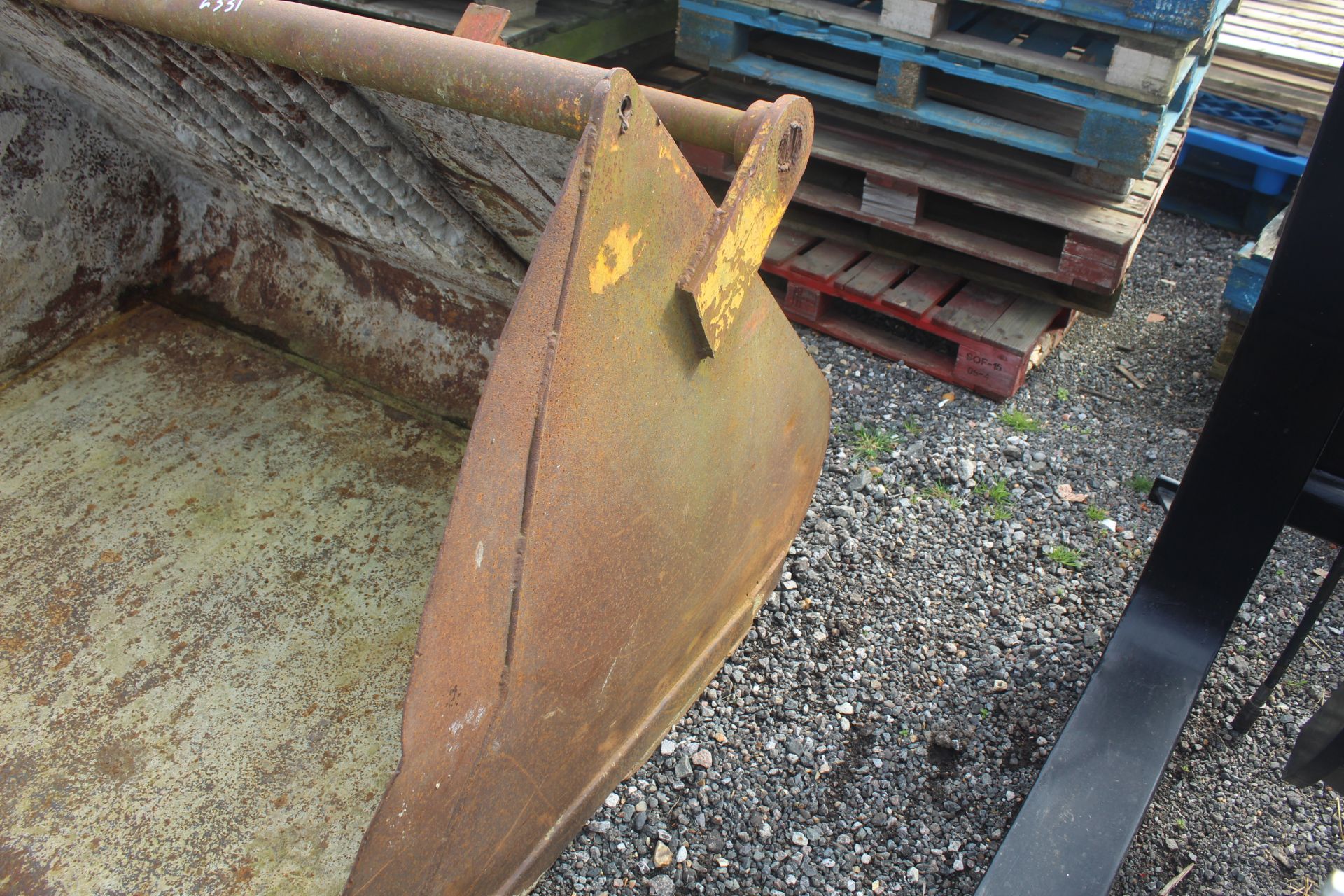 Large capacity 6ft loader bucket. Farm made Manitou brackets. V - Image 3 of 12