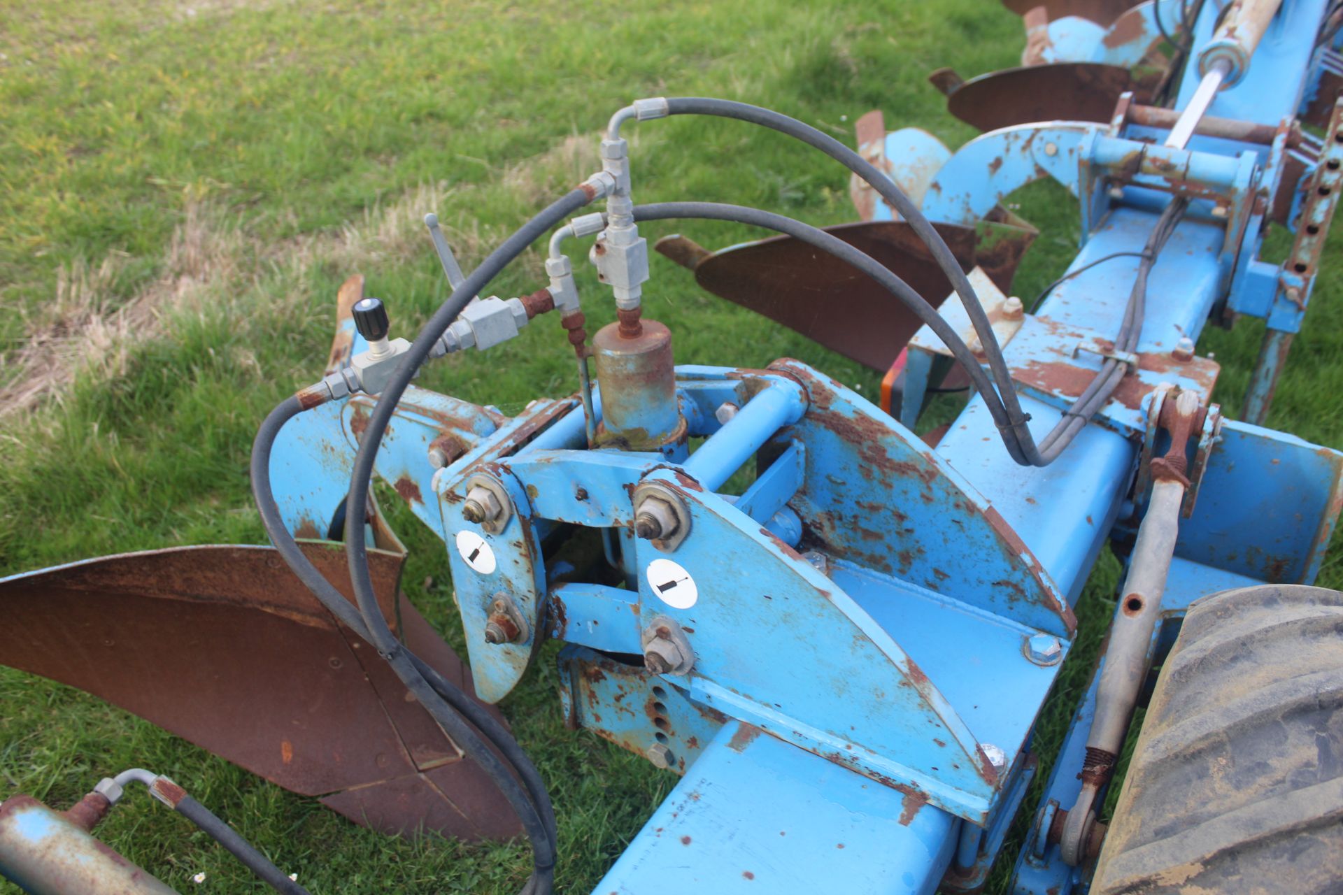 Standen hydraulic folding four row bed former. Serial number 298. 2011. With bout marker brackets - Image 29 of 36